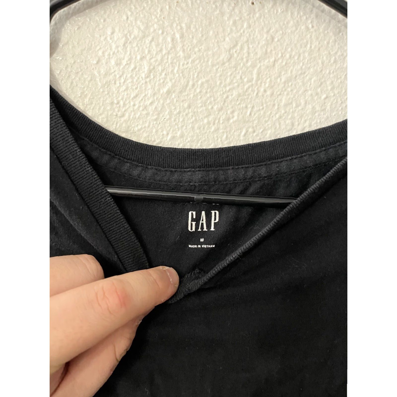Gap VINTAGE Gap Women's T-Shirt Short Sleeve V-Neck Medium Black Solid Casual Basic Size M / US 6-8 / IT 42-44 - 3 Thumbnail