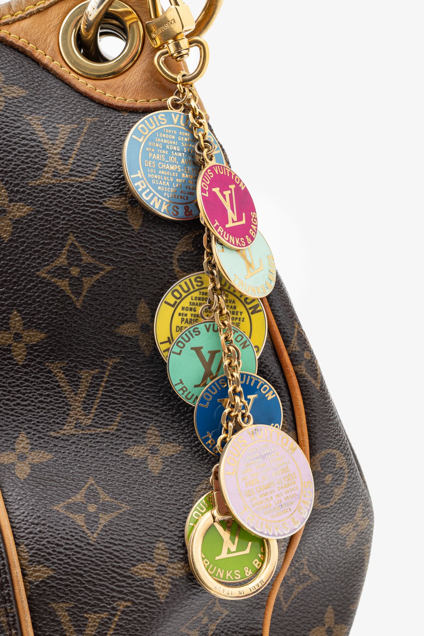 Louis Vuitton Louis Vuitton Globe Charm Chains Gold-Tone Key Ring Size ONE SIZE - 6 Thumbnail