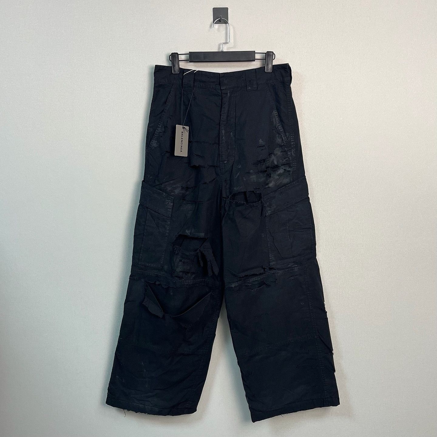 Balenciaga Balenciaga Distressed Ripstop Cargo Pants Size S Size US 30 / EU 46 - 1 Thumbnail