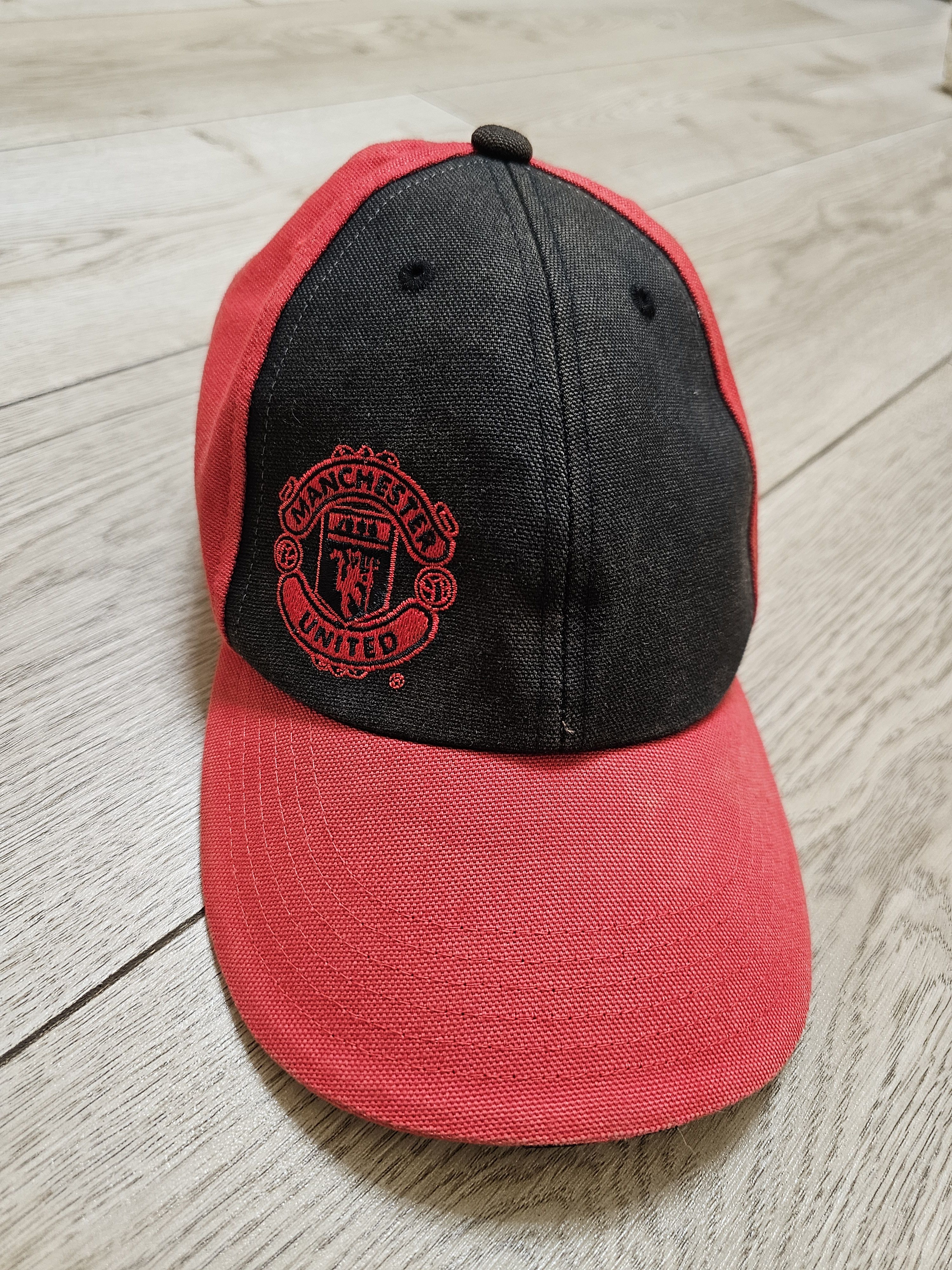 Nike MANCHESTER UNITED CAP VINTAGE RED CAP FOOTBALL HAT SOCCER Size ONE SIZE - 2 Thumbnail
