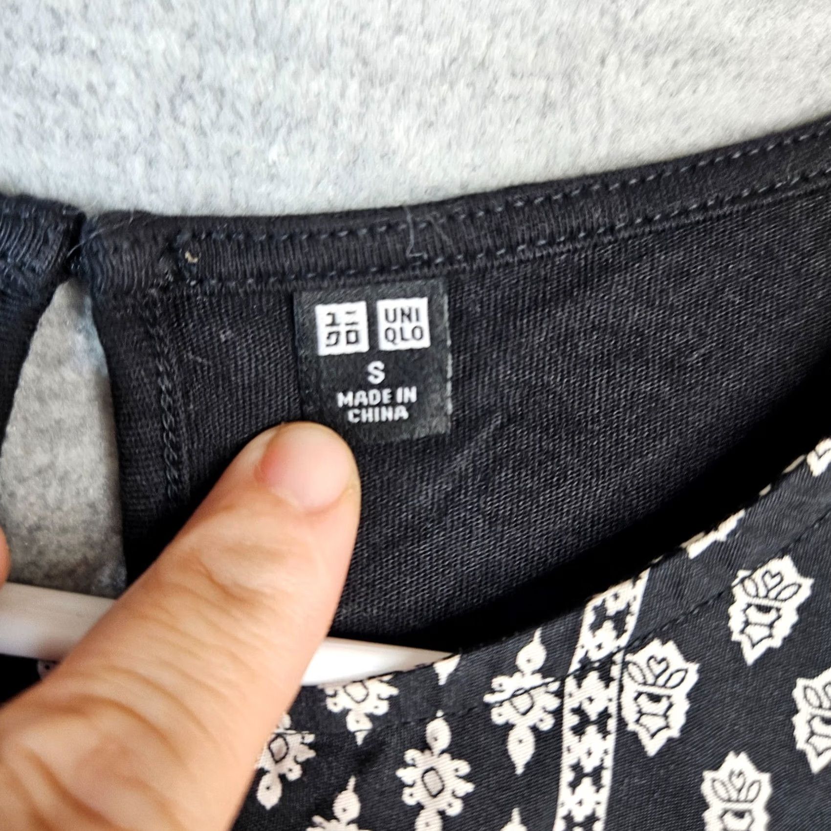 Uniqlo Uniqlo Women's Black White Cap Sleeve Floral Printed Top Size S Size S / US 4 / IT 40 - 3 Thumbnail