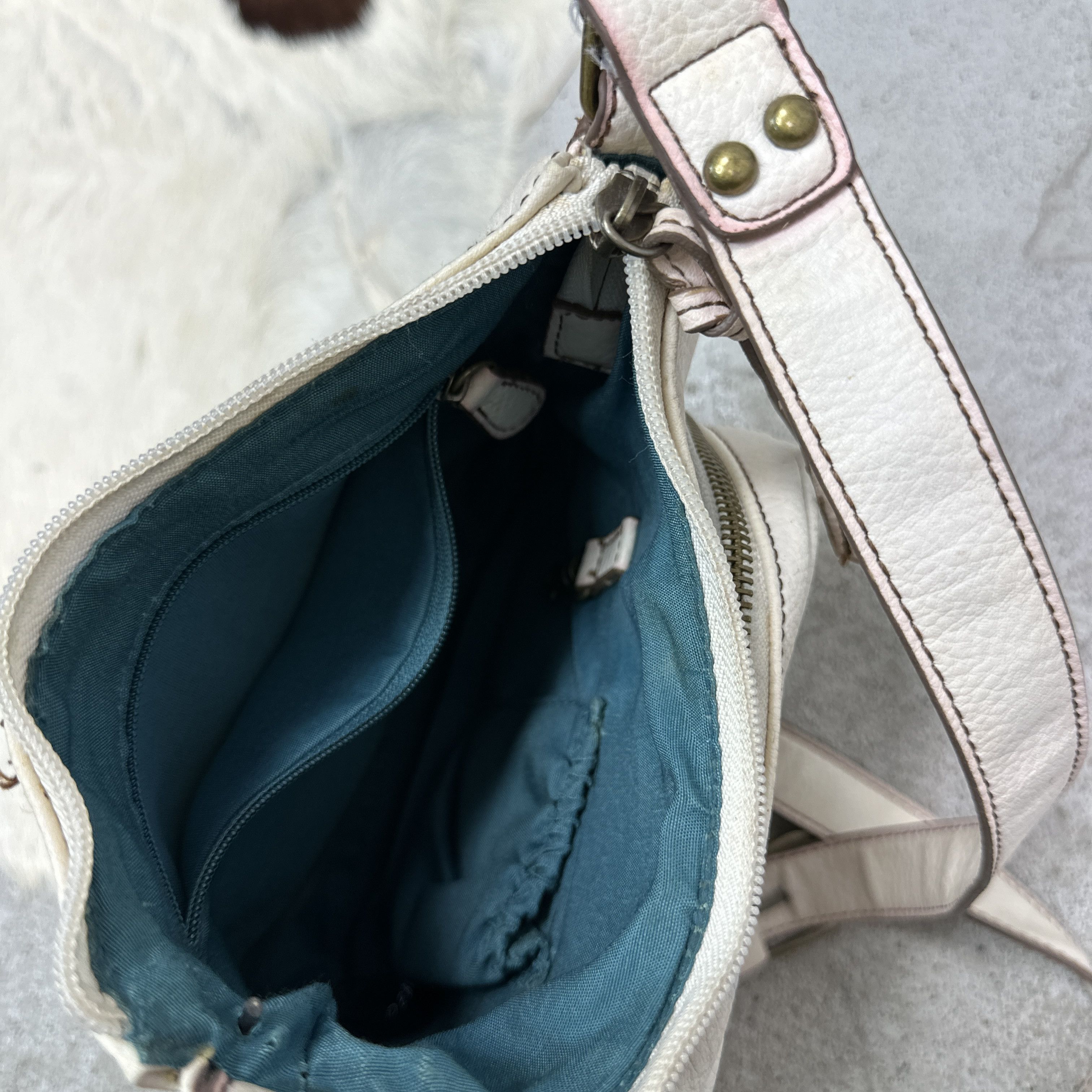 Vintage Vintage Avant Garde Leather Cream Crossbody Bag Y2K Size ONE SIZE - 5 Thumbnail