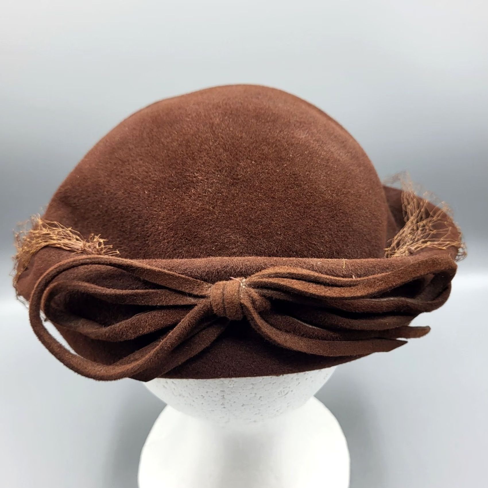 FELT VINTAGE Ladies Brown Beaded Felt Velour Hat With Netting Bow 1950s Womens Hats Size ONE SIZE - 6 Thumbnail
