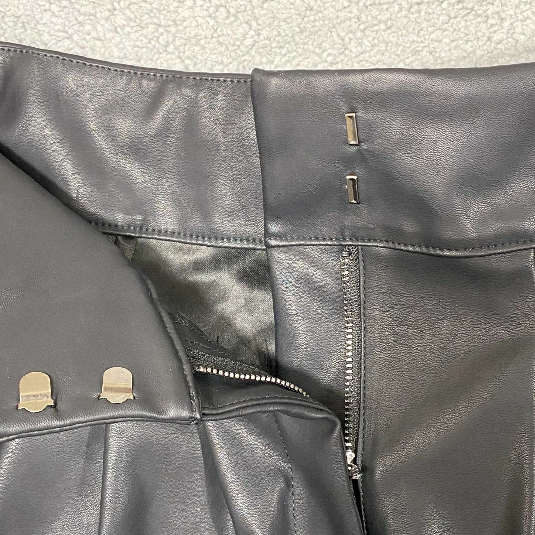 Vintage BLANK NYC Paperbag Waist Shorts Bow Black Faux Leather 31 Women Size 24" / US 00 / IT 34 - 2 Thumbnail