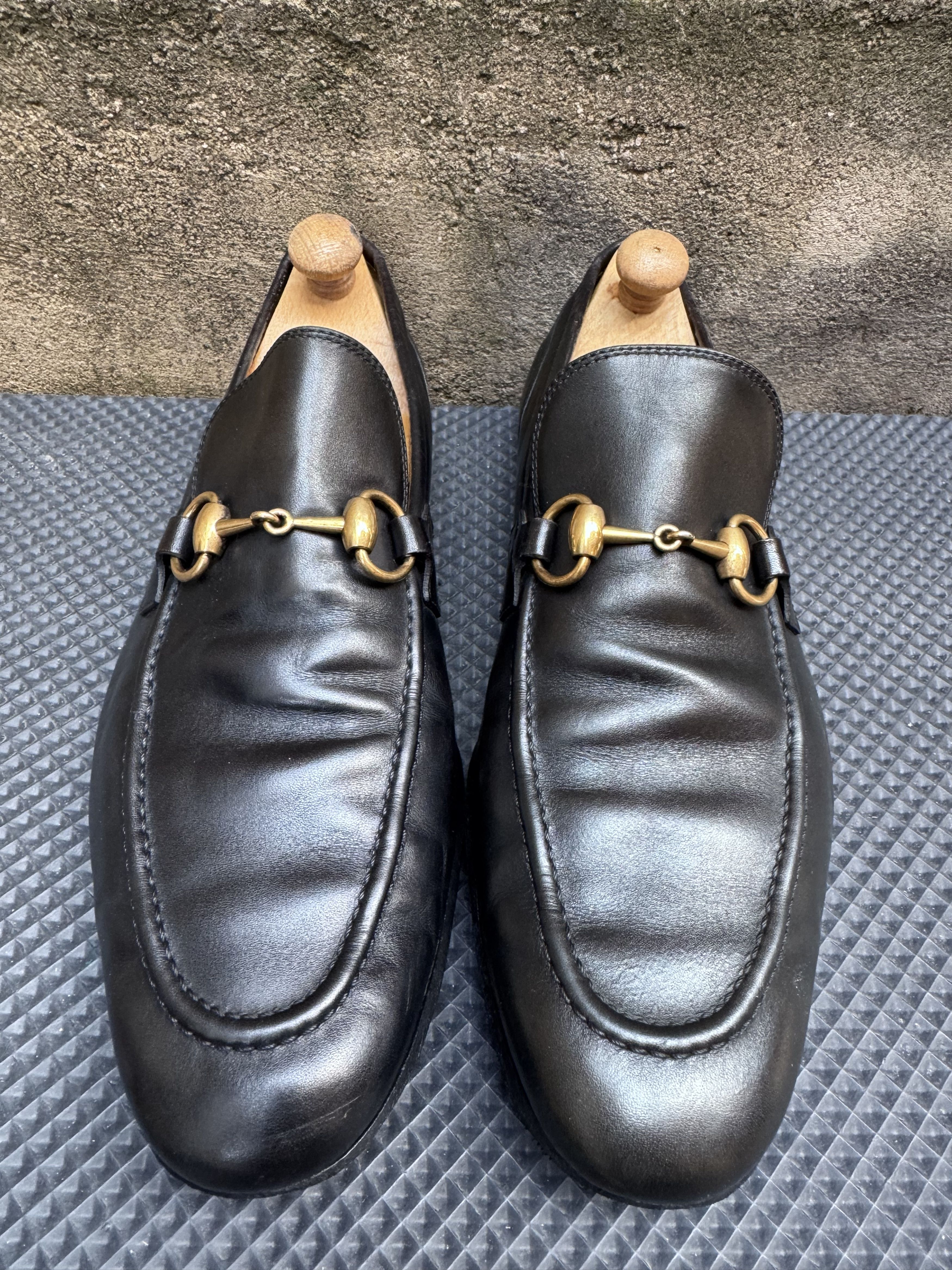 Gucci Gucci Loafers Leather Shoes Jordaan Black Gold Horsebit Size US 8 / EU 41 - 5 Thumbnail