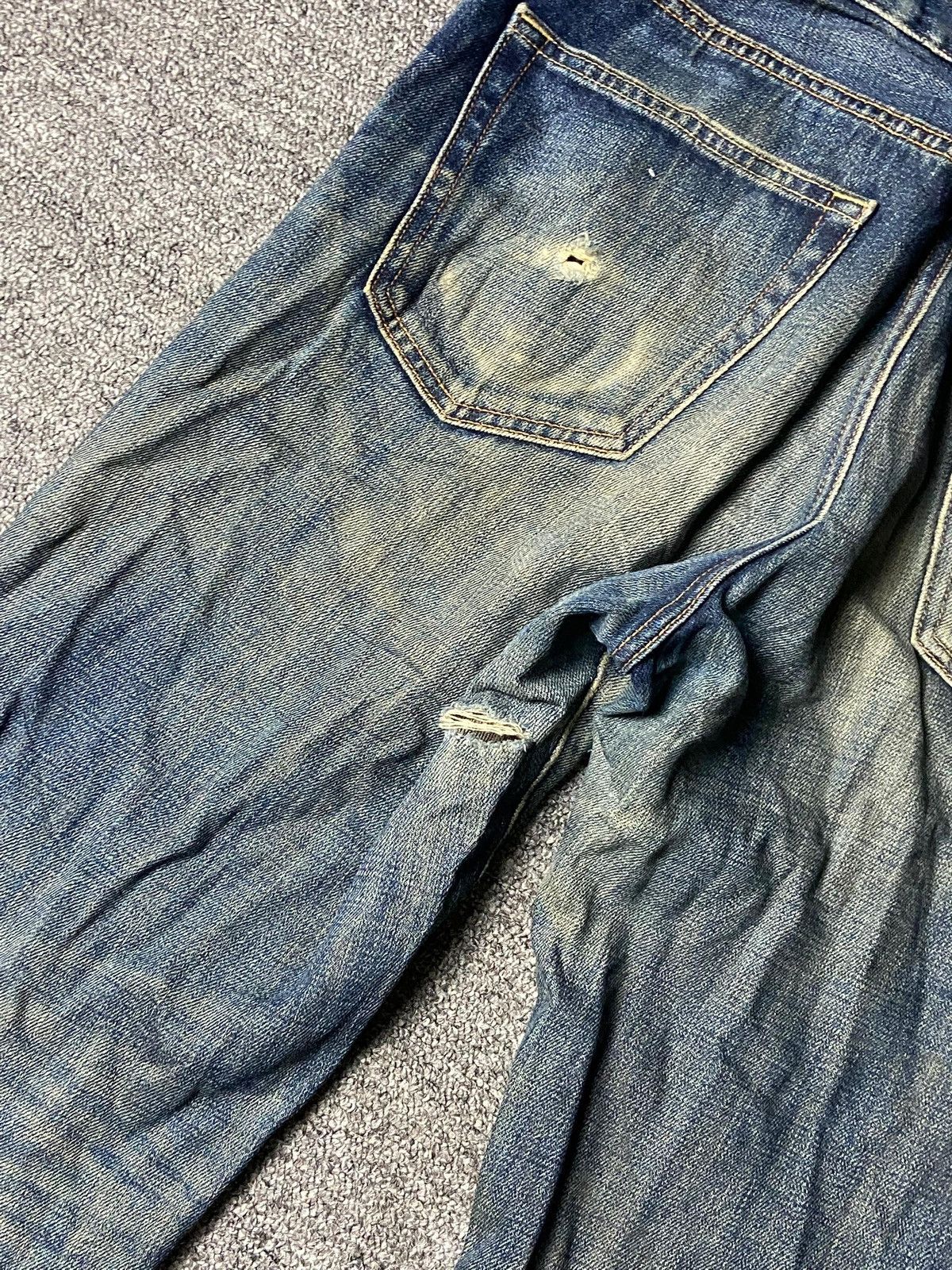 Uniqlo Uniqlo Distressed Denim Ripped Jeans (148) Size US 33 - 2 Thumbnail