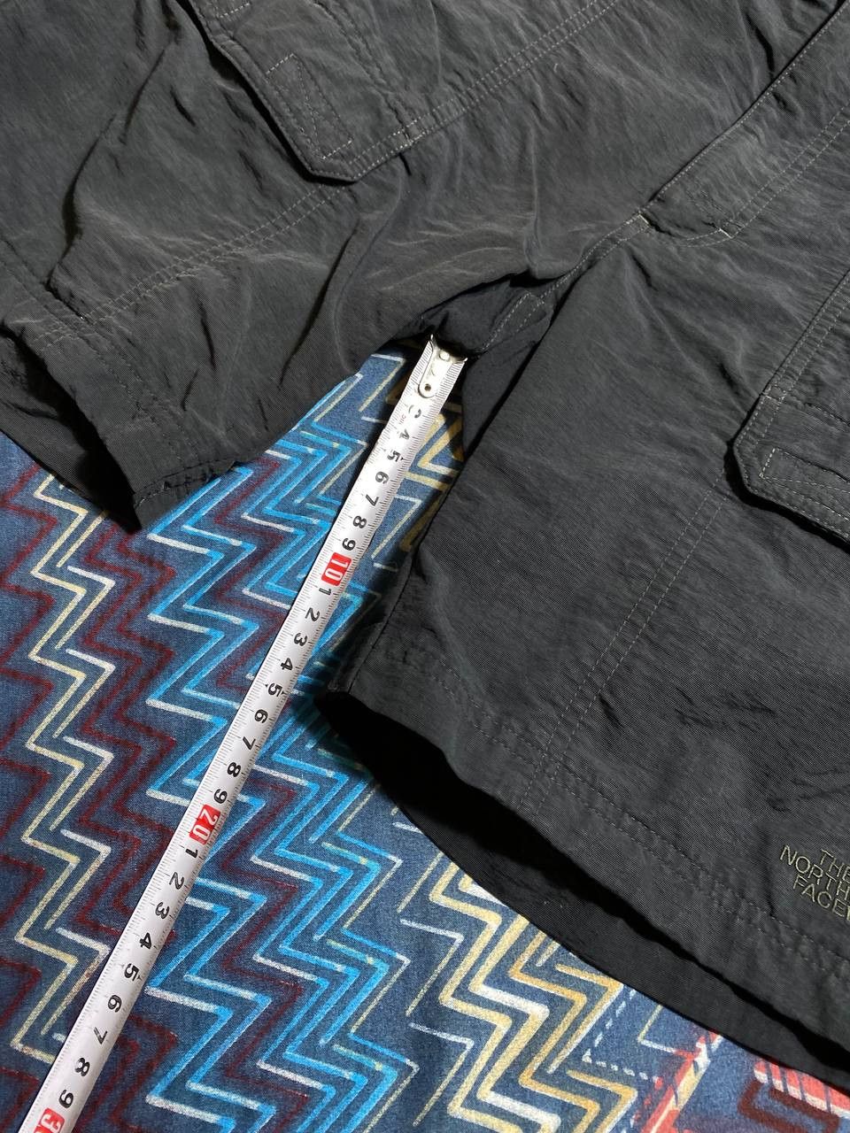 The North Face × Vintage Vintage Y2K The North Face Embroidered Logo Cargo Shorts Size US 30 / EU 46 - 9 Thumbnail