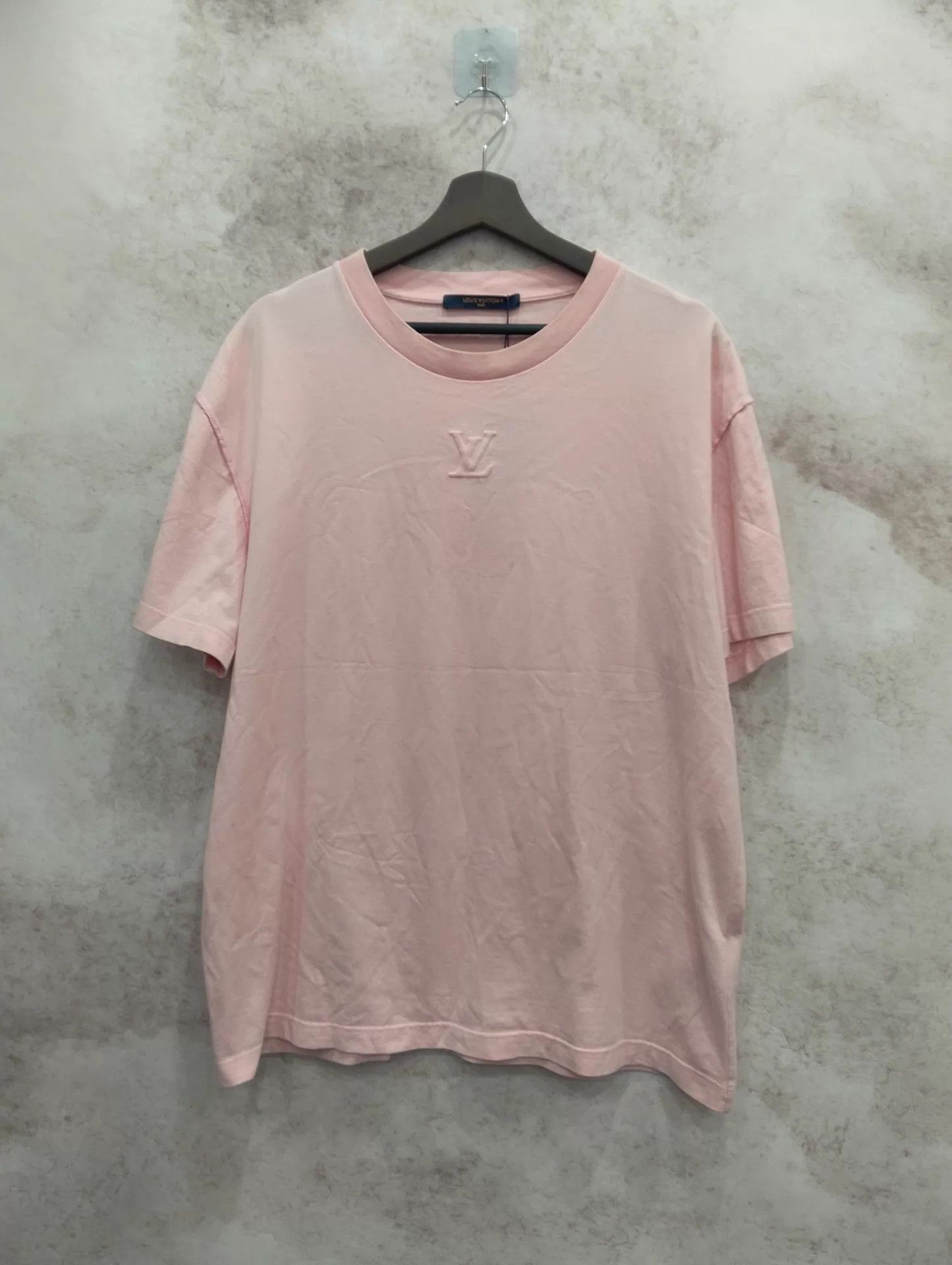 Louis Vuitton LV Pink Embossed Logo Short Sleeve Tee L Size L / US 10 / IT 46 - 1 Thumbnail