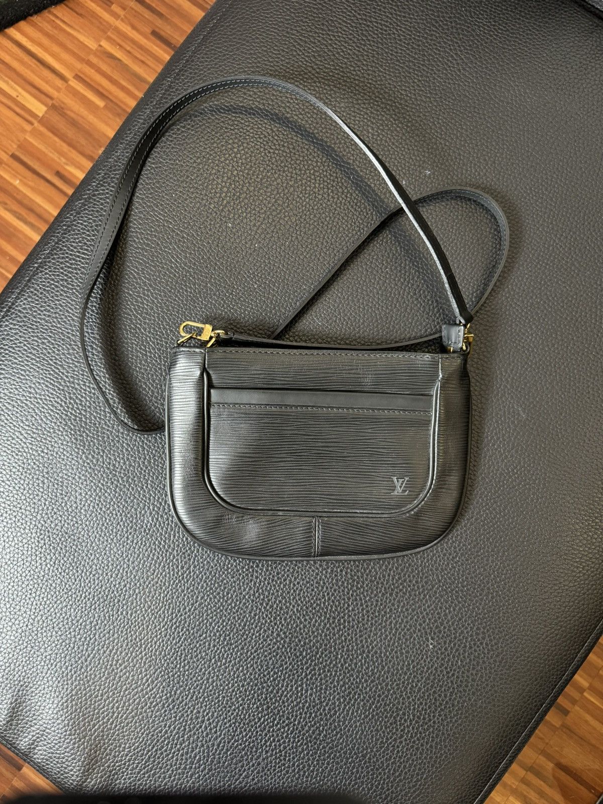 Louis Vuitton LOUIS VUITTON Black Epi Leather Sarvanga Crossbody Bag Size ONE SIZE - 2 Thumbnail