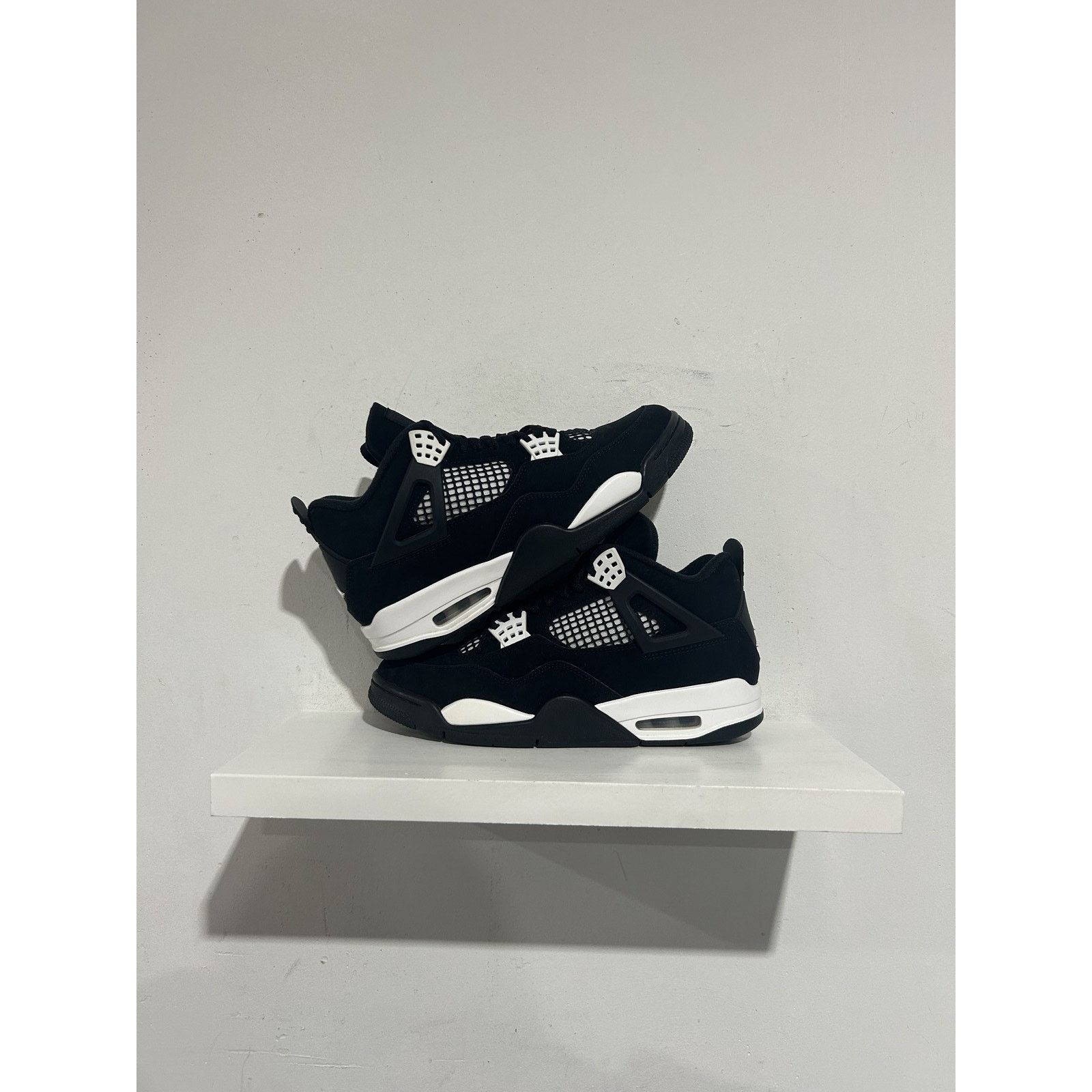Nike JORDN 4 RETRO WHITE THUNDER SIZE 8.5 PREOWNED Size US 8.5 / EU 41-42 - 1 Thumbnail