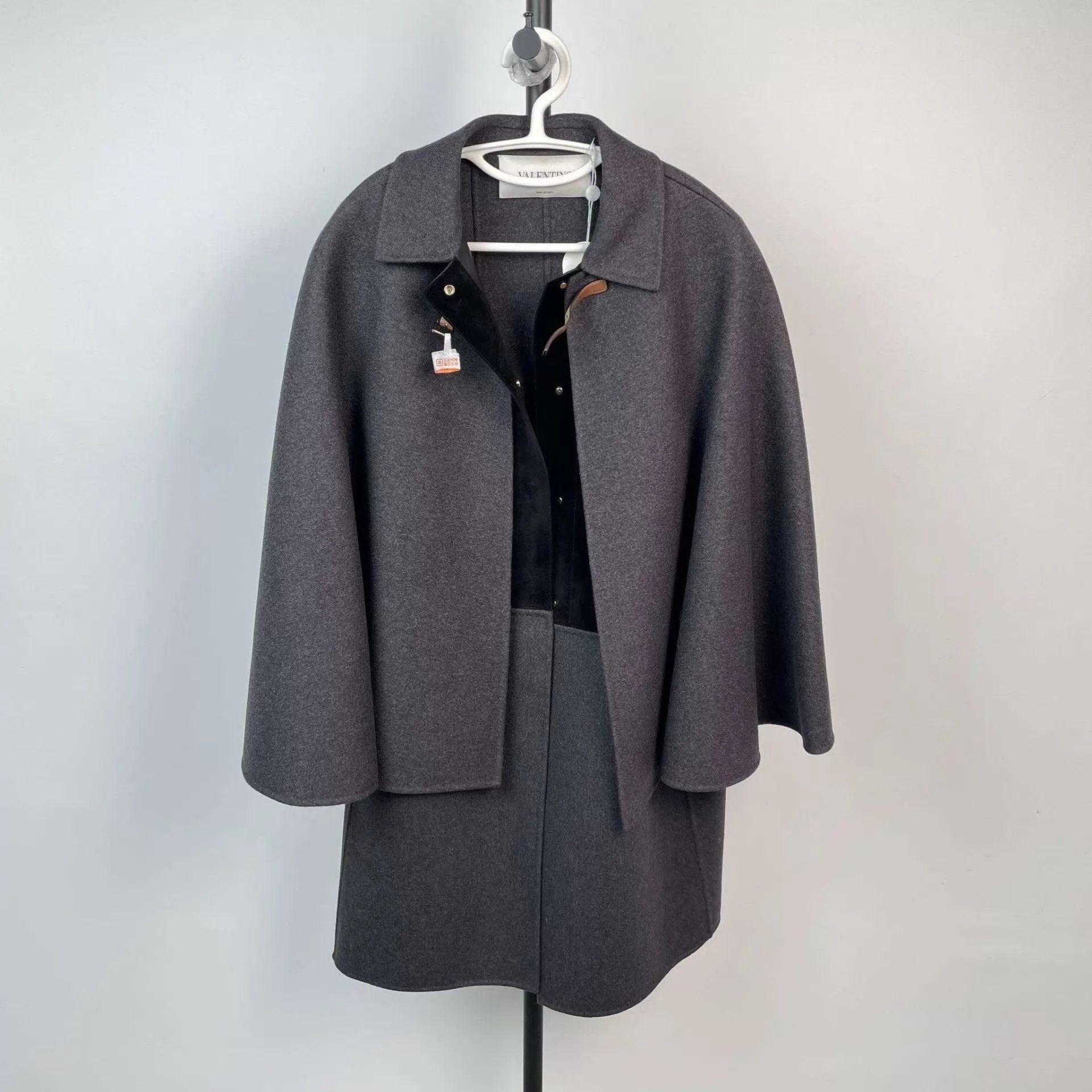 Valentino Valentino Gray 46 Cloak Coat Size US S / EU 44-46 / 1 - 1 Thumbnail
