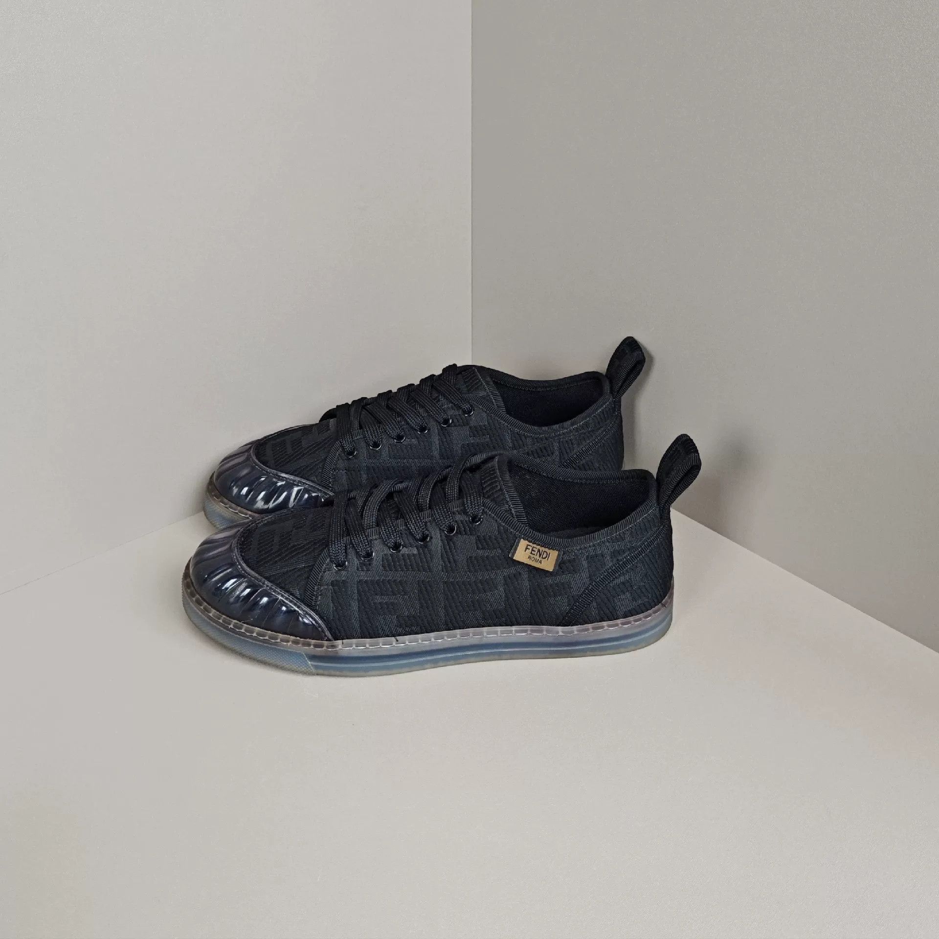 Fendi Fendi Lowtop Sneakers us_7 Women Size US 7 / IT 37 - 1 Thumbnail