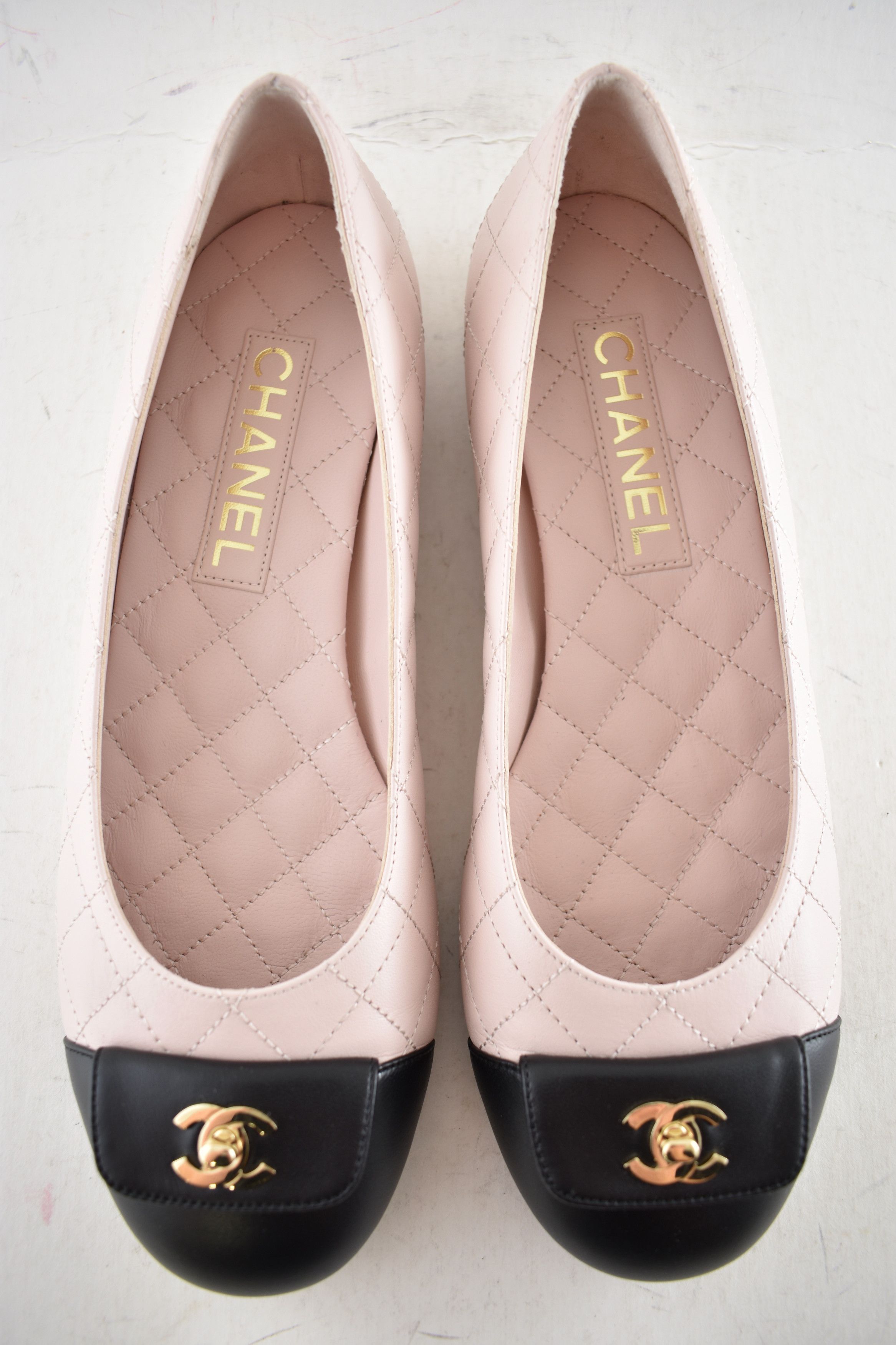 Chanel Chanel 24B Pink Black Turnlock Gold CC Logo Ballet Flat 38 Size US 8 / IT 38 - 9 Thumbnail