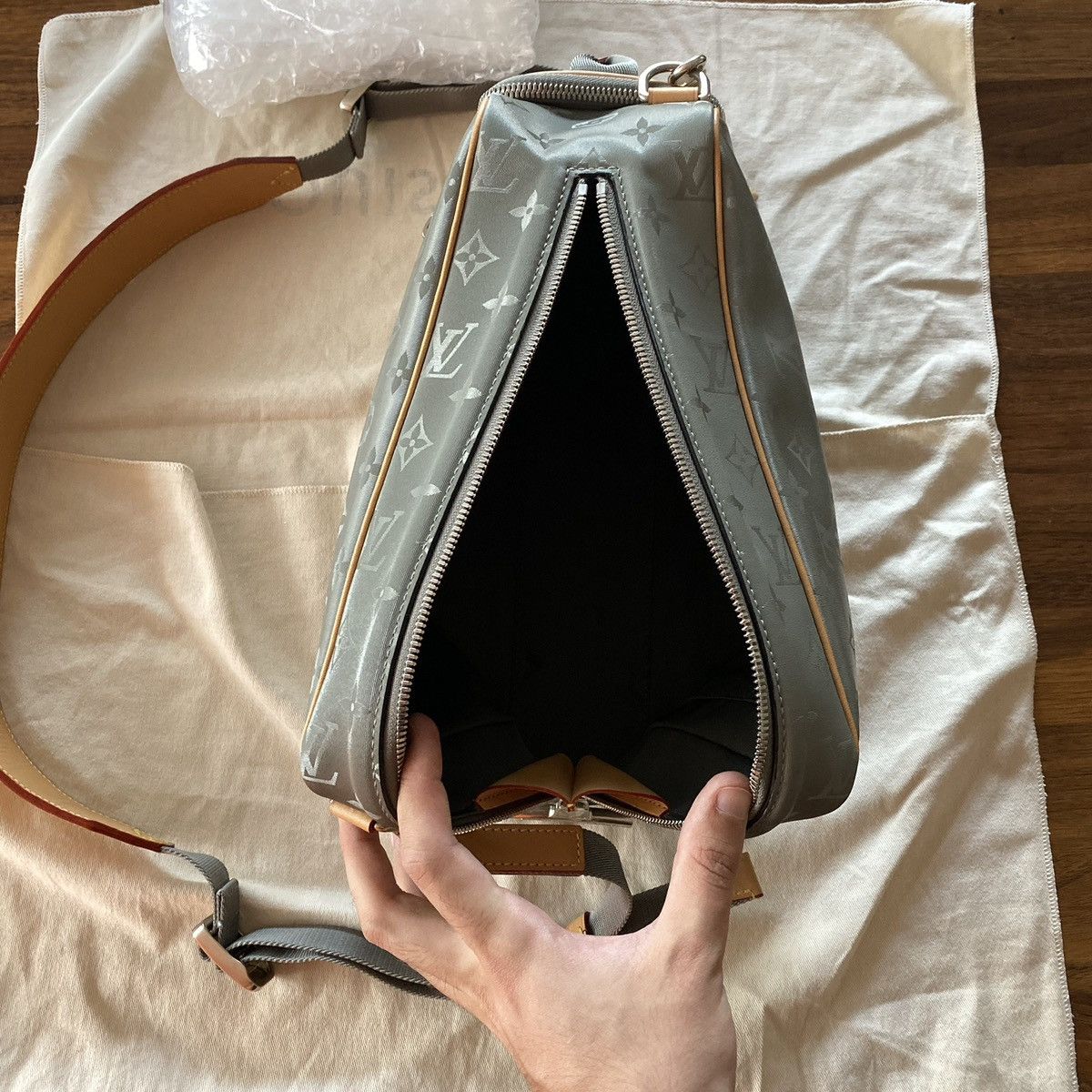 Louis Vuitton 1 of 1 FW18 Titanium Monogram Camera Bag Size ONE SIZE - 17 Thumbnail