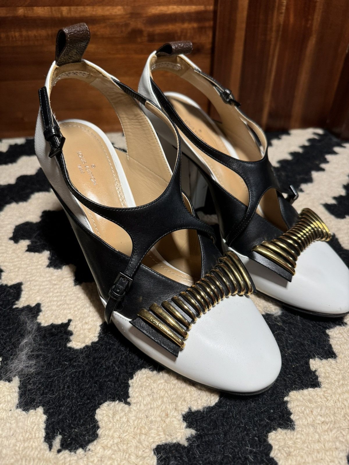 Louis Vuitton Louis Vuitton White/Black Leather Headline Slingback Pumps Size US 10 / IT 40 - 2 Thumbnail
