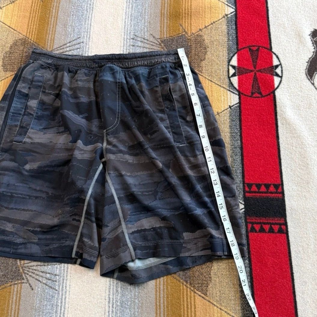 Lululemon VINTAGE? Men’s Lululemon Workout Gym Shorts Camouflage Black M Inseam 9 in Regular Athletic Activewear Mens Medium Camouflage Pattern Volume? Size US 31 - 6 Thumbnail
