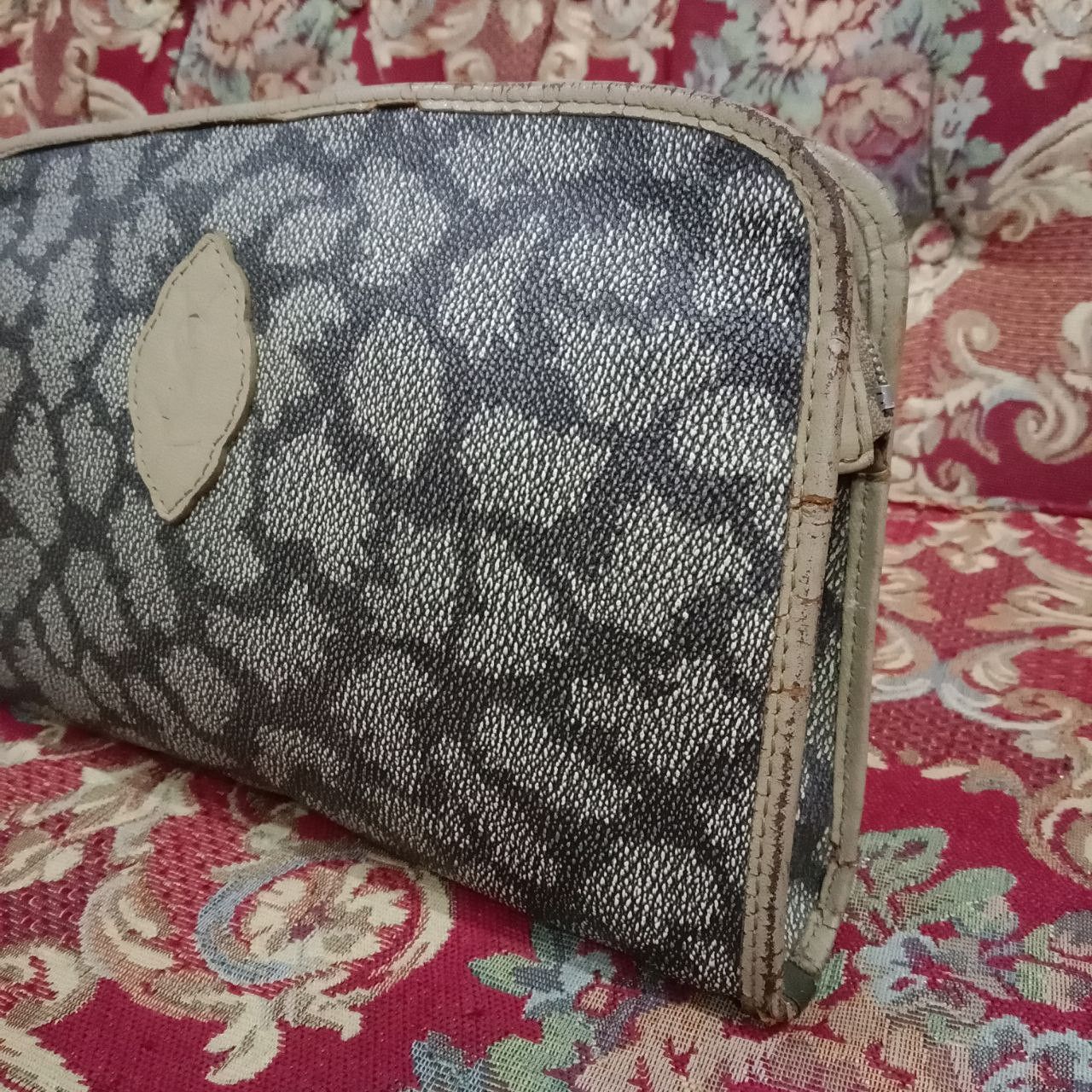 Vintage Vintage Yves Saint Laurent Giraffe Clutch Bag Size ONE SIZE - 14 Thumbnail