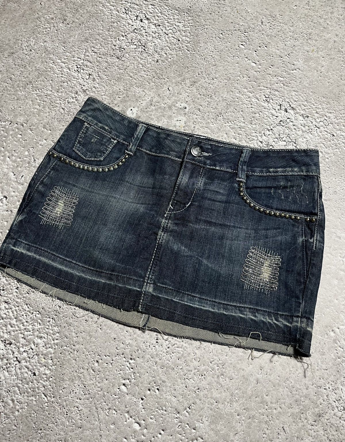 Guess × Vintage Y2K Guess Jeans Peace Patch Mini Denim Skirt Size M Size 30" / US 8 / IT 44 - 13 Thumbnail
