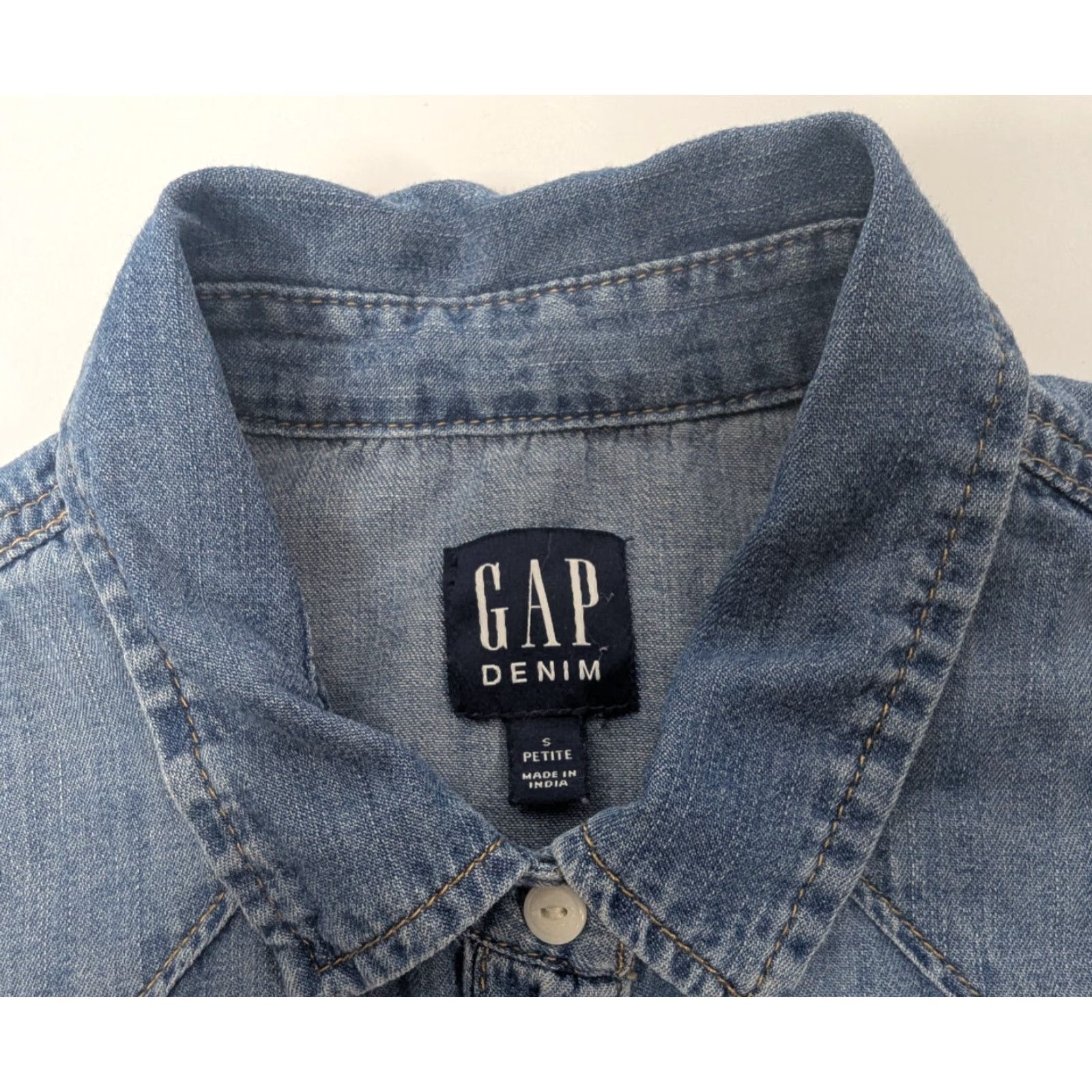 Gap VINTAGE Gap Denim Western Shirt Womens S Blue Cowgirl Snap Button-Up Collared Long Sleeve Pockets Western Size S / US 4 / IT 40 - 7 Thumbnail