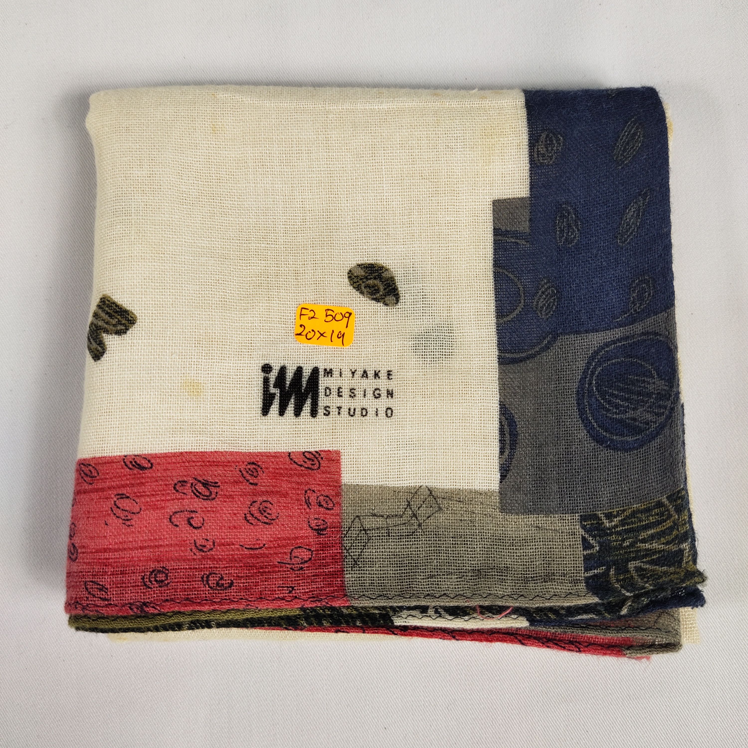 Vintage Issey Miyake Handkerchief / Neckerchief / Bandana FZ509 Size ONE SIZE - 2 Thumbnail
