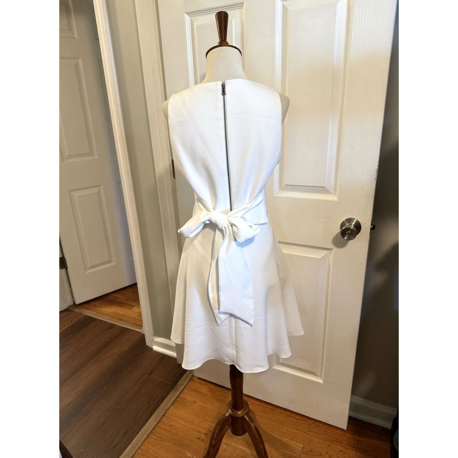 Alice + Olivia Alice + Olivia Dress White Mini 6 Tie Back Flare Women's Small Short Dress - Size 6, Regular, Tie Closure, White, Mini Dress, Women's Fashion Size M / US 6-8 / IT 42-44 - 4 Thumbnail