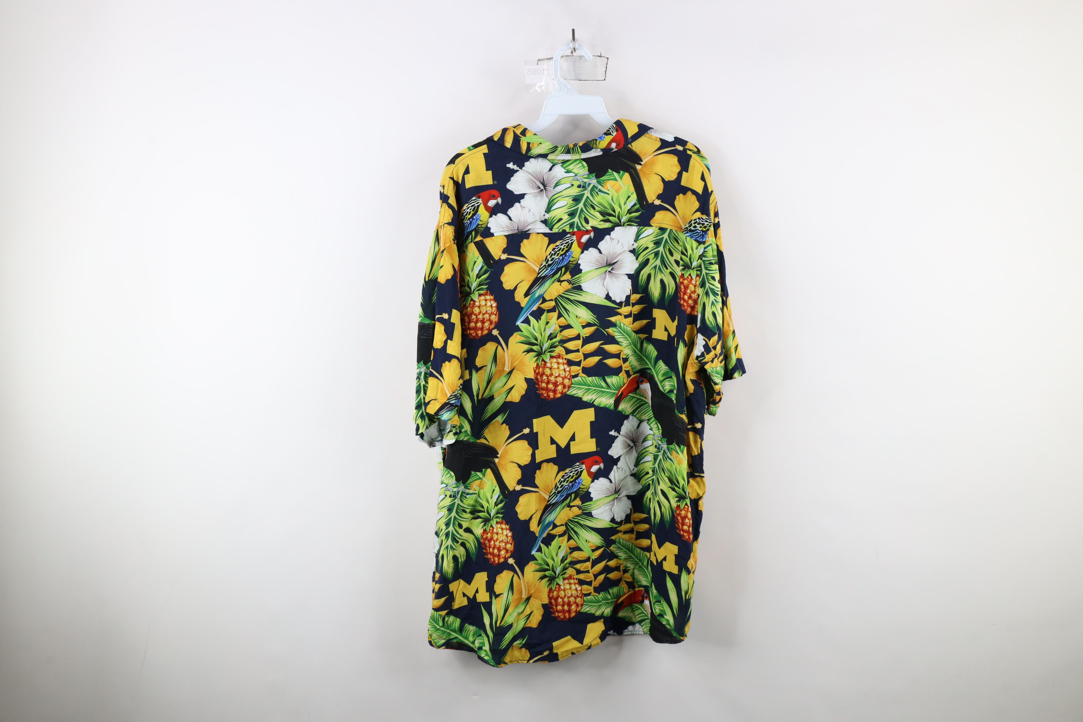 Vintage Vintage 90s University of Michigan Hawaiian Button Shirt Size US XL / EU 56 / 4 - 8 Thumbnail