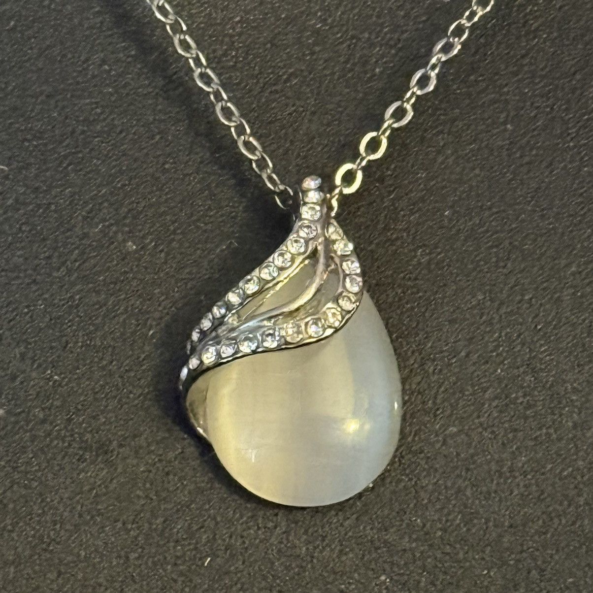 Other Silver tone rhinestone accent cats eye pendant necklace Size ONE SIZE - 2 Thumbnail