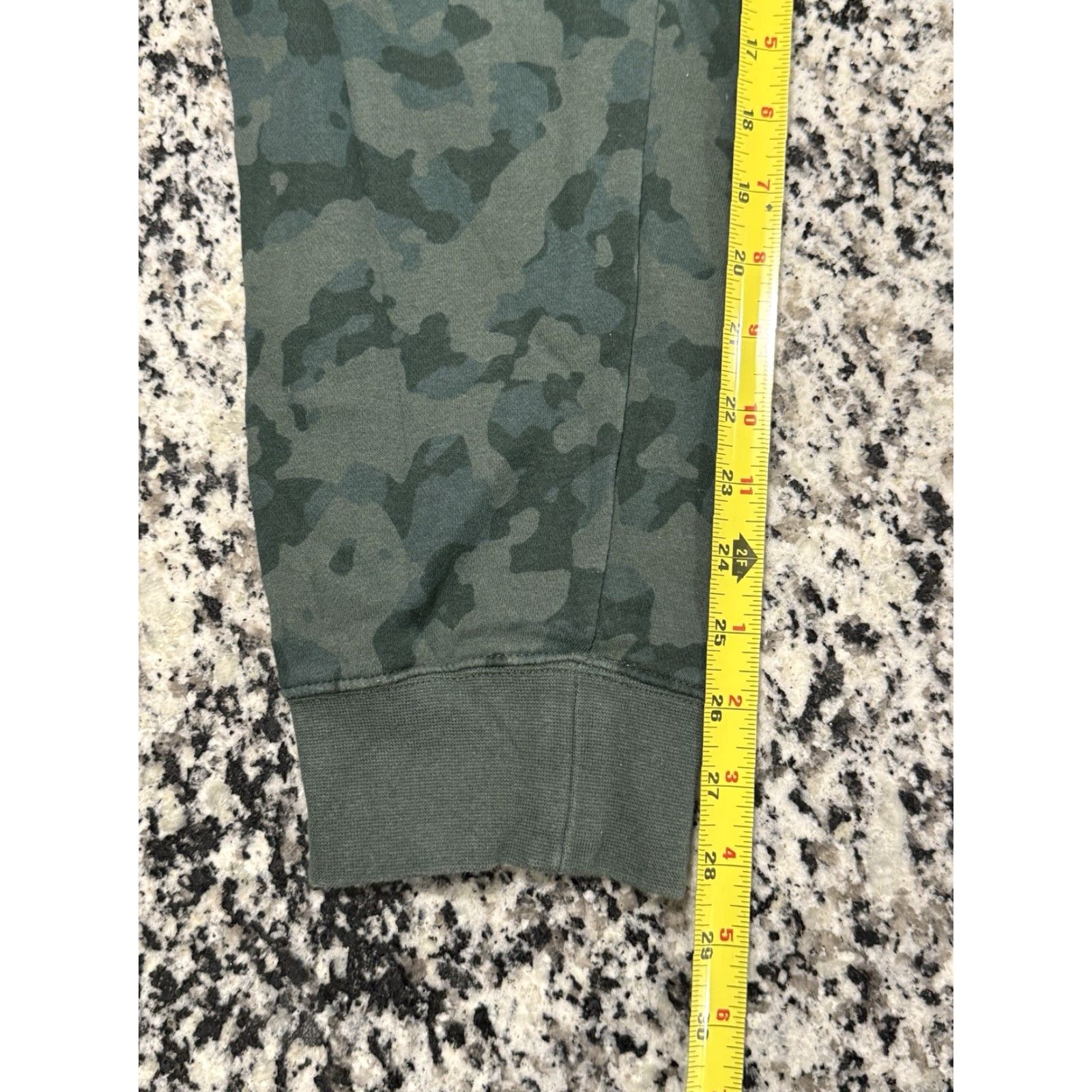 Nike Nike Sportswear Club Fleece Camo Jogger Pants Adult Large Green Men Regular Size 30" Inseam Cotton Fleece Sweatpants Camouflage 90s Sports Theme Size US 33 - 3 Thumbnail