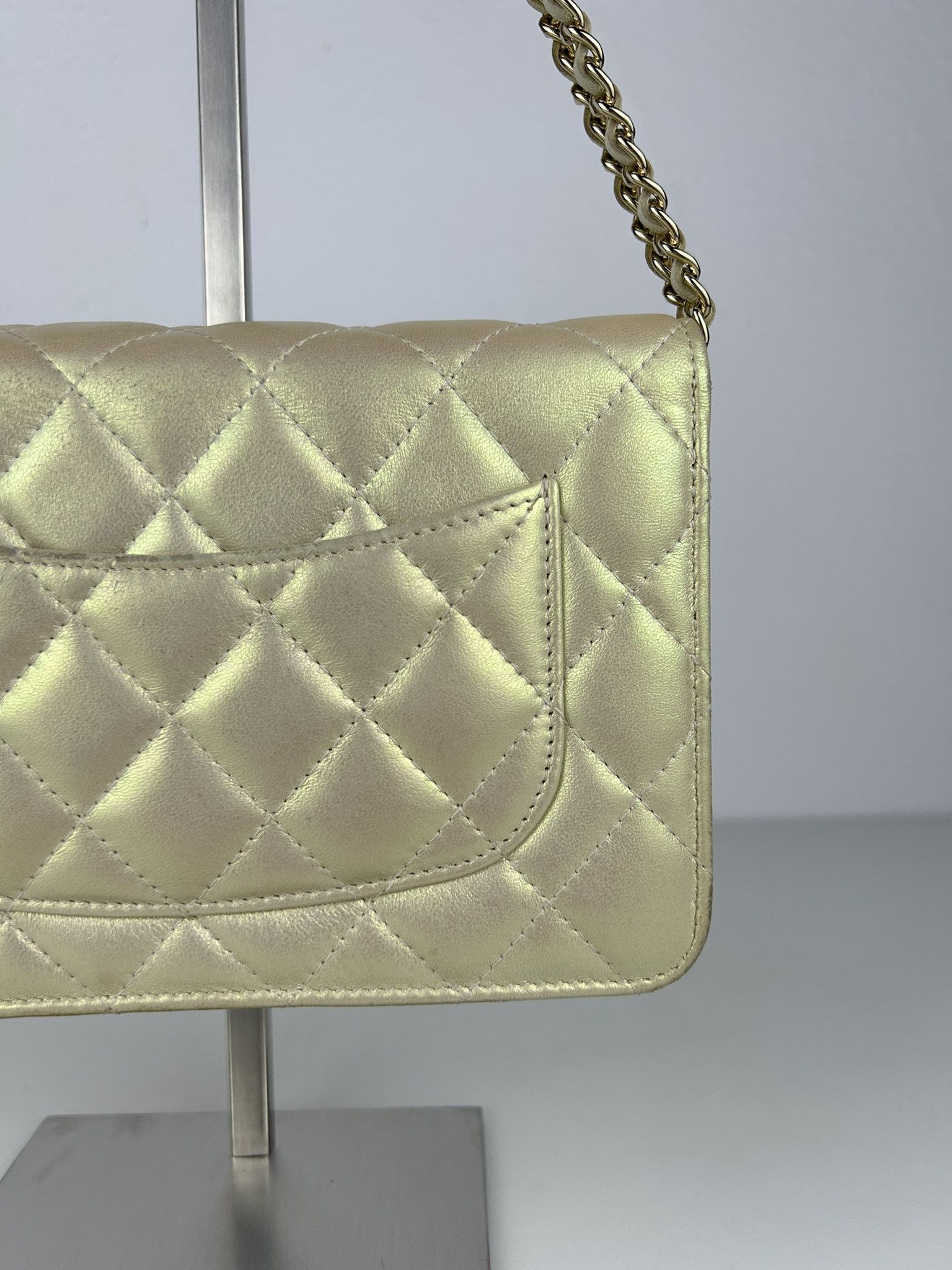 Chanel 2020 Chanel gold metallic matelasse wallet on chain Size ONE SIZE - 13 Thumbnail