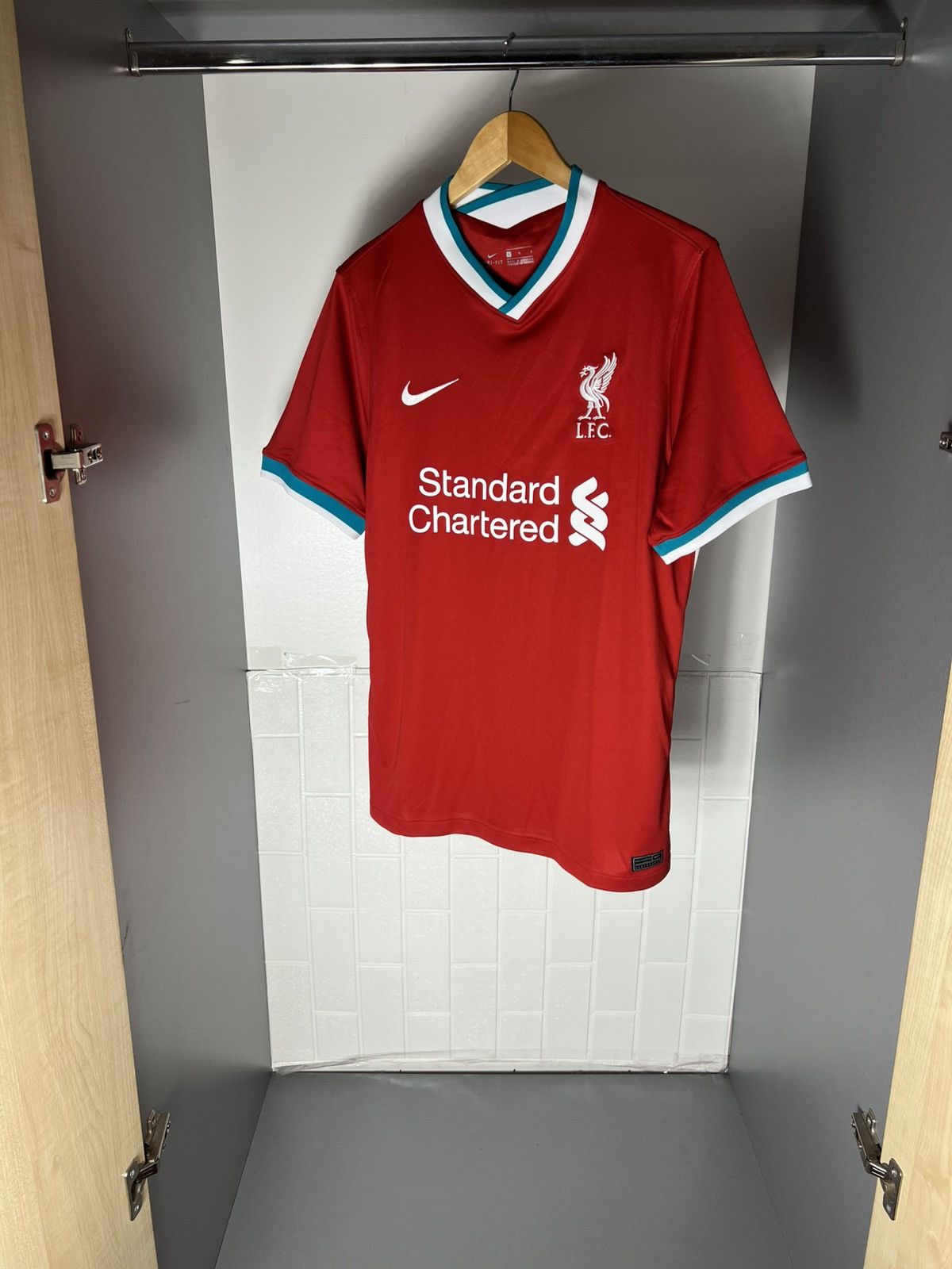 Nike VINTAGE NIKE FC LIVERPOOL ENGLAND SOCCER JERSEY RETRO Y2K Size US L / EU 52-54 / 3 - 7 Thumbnail