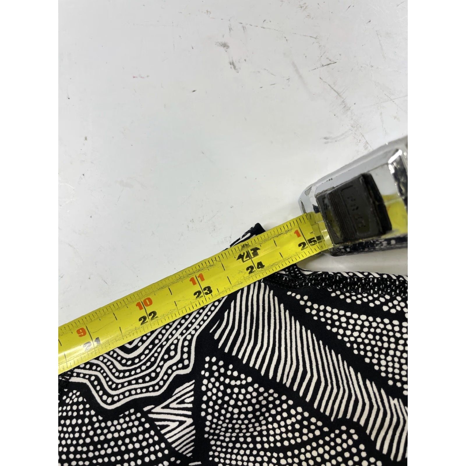 Lululemon Lululemon Womens Leggings Size 4 Goal Crusher 7/8 Tight Dottie Tribe White Black Size 27" / US 4 / IT 40 - 7 Thumbnail