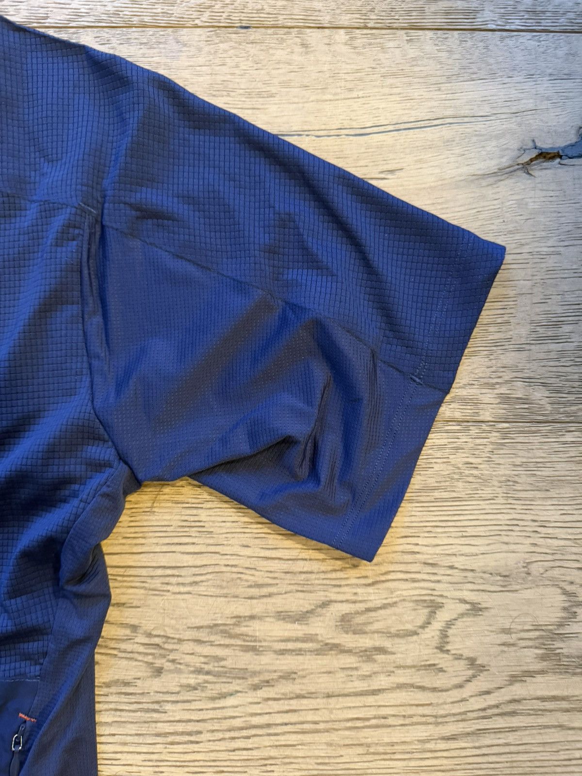 SOAR Running SOAR Running “Threshold” Short Sleeve Navy (S) – New w/ Tags Size US S / EU 44-46 / 1 - 10 Thumbnail