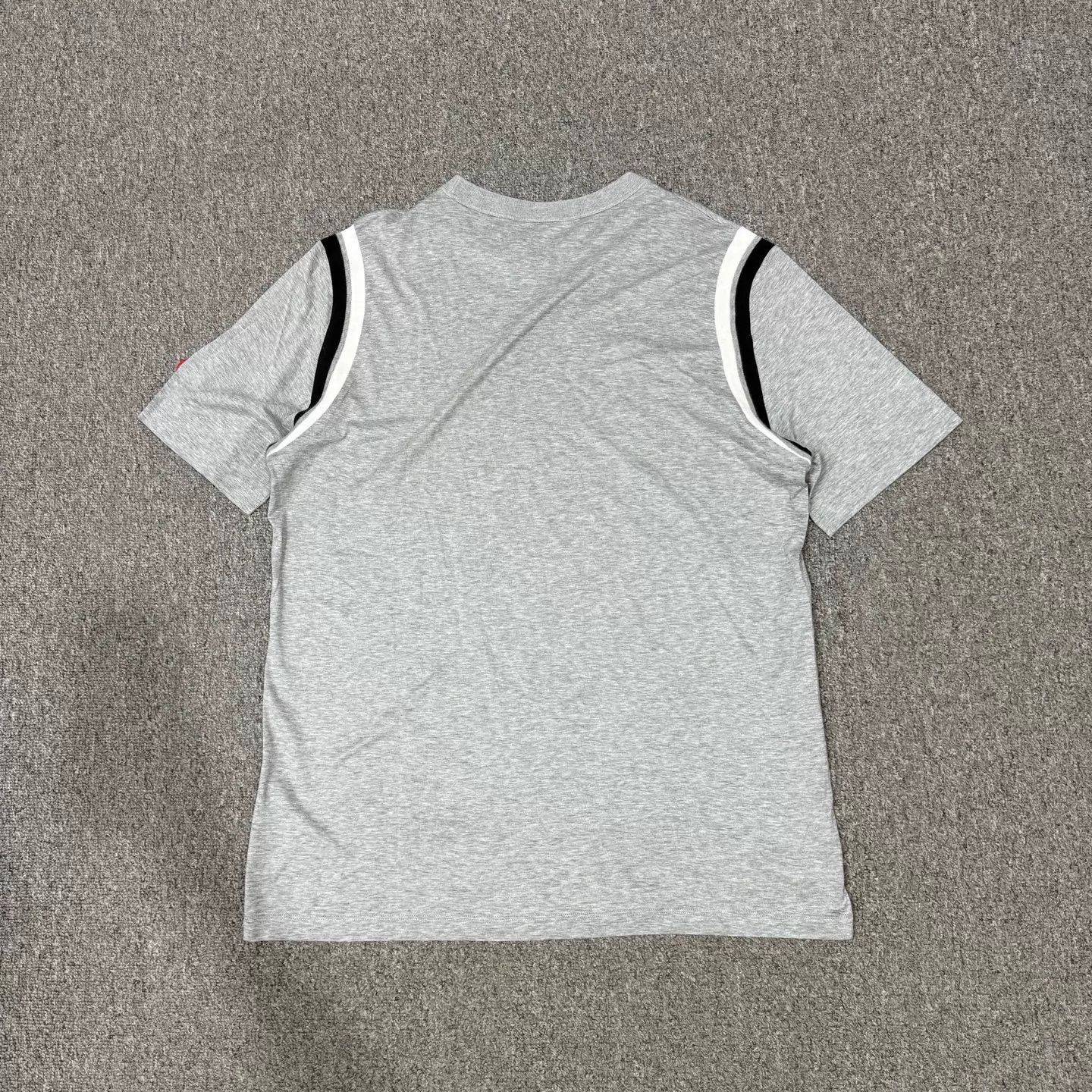 Louis Vuitton LV gray armband medal short sleeve tee XL 95 new Size XL / US 12-14 / IT 48-50 - 2 Thumbnail