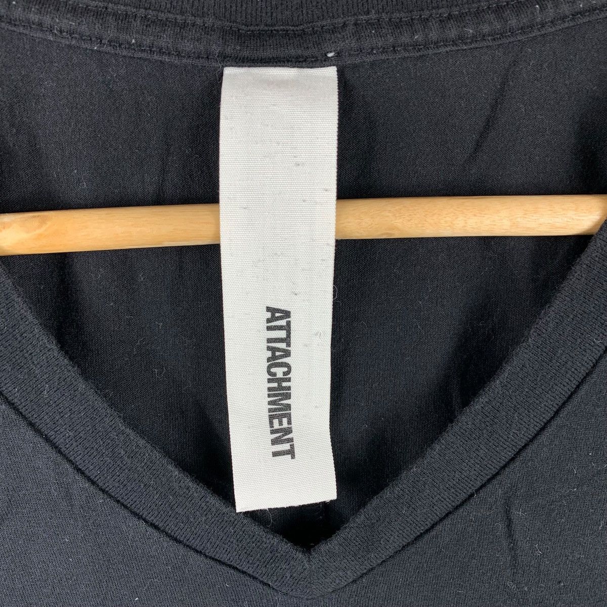 Attachment ATTACHMENT Co., Ltd. Black V-Neck Tee Size XS / US 0-2 / IT 36-38 - 3 Thumbnail