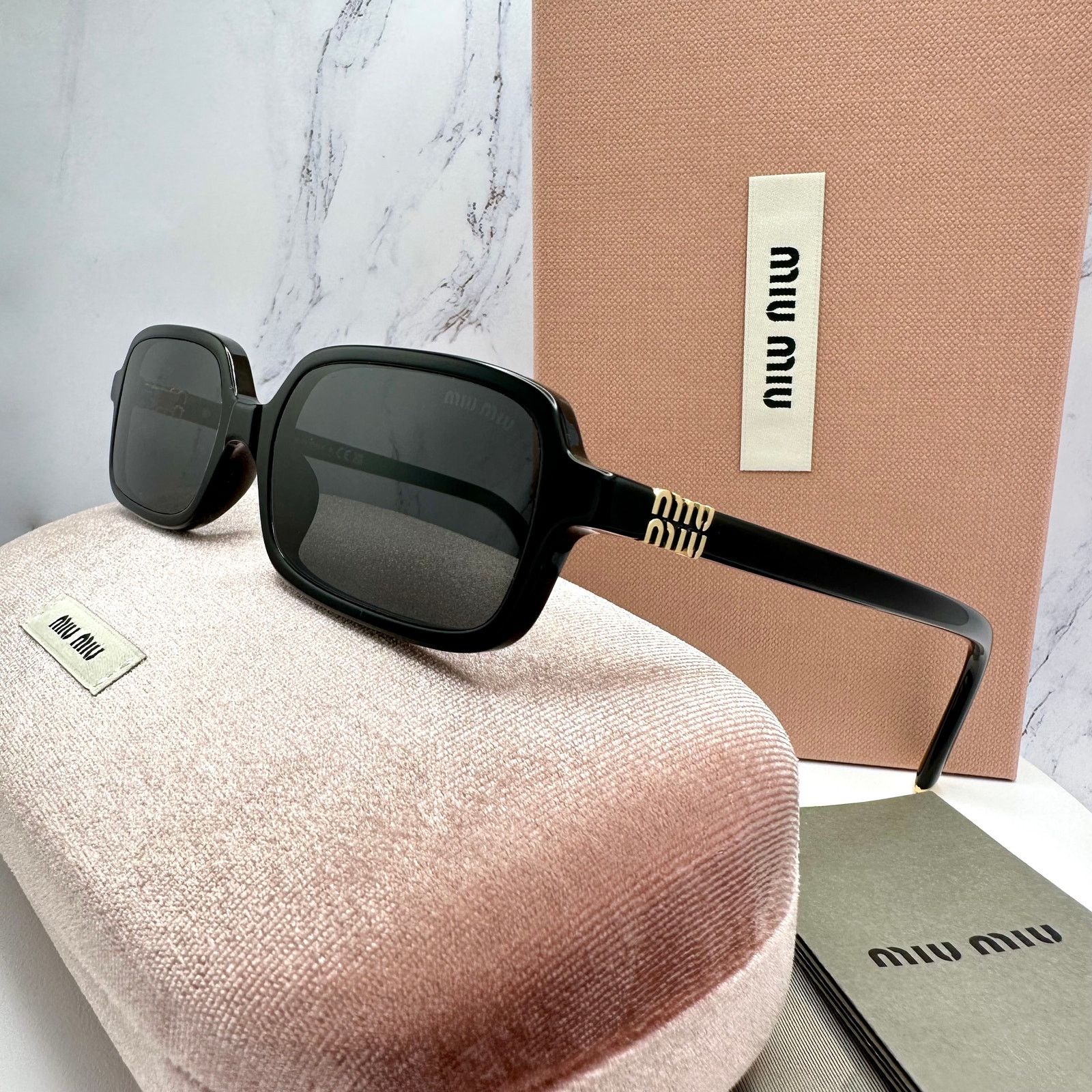 MIU MIU ブラック サングラス ゴールドロゴ MIU MIU Sunglasses New Black Square Acetate Gold Metal Logo