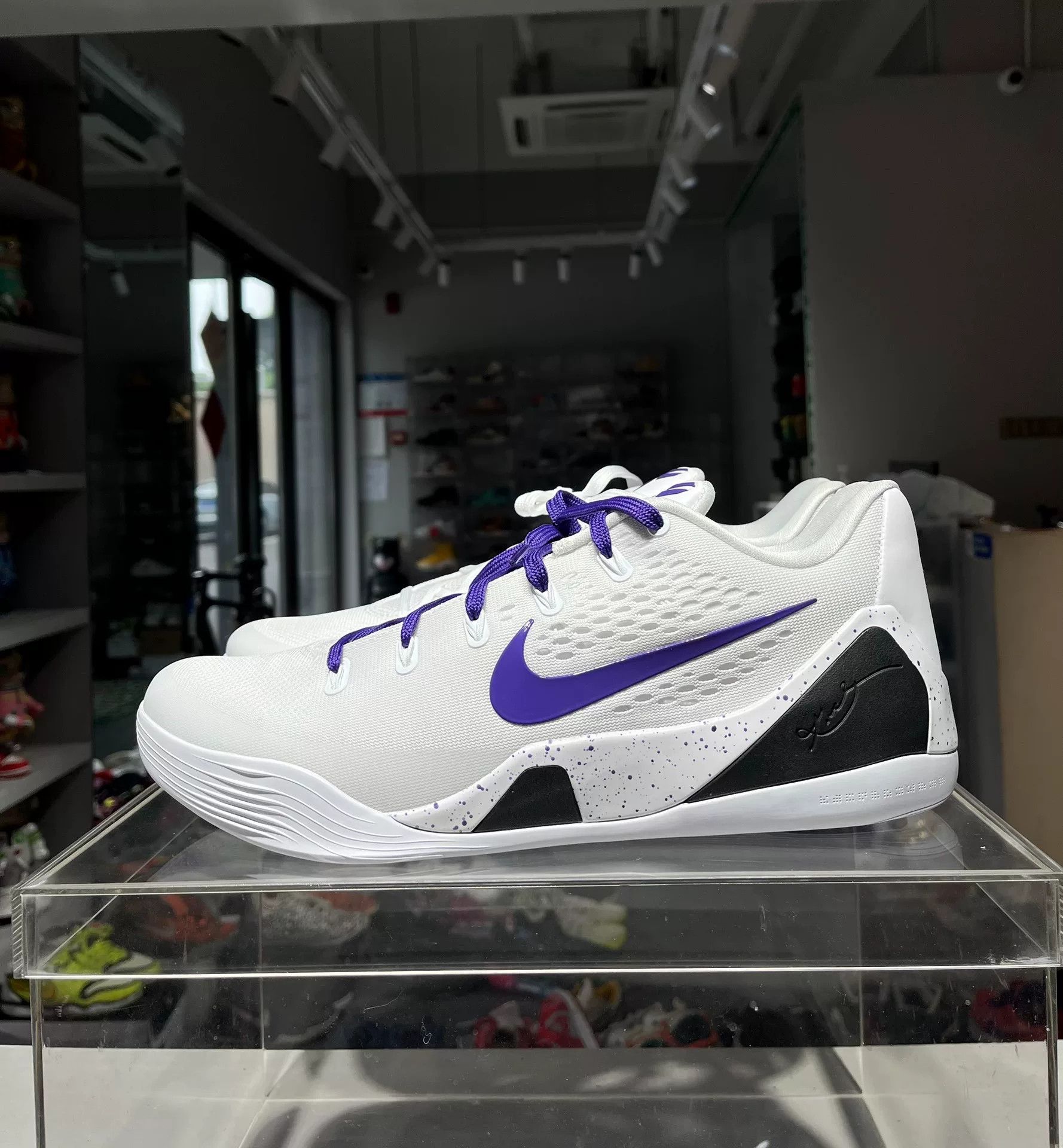 Nike Nike White Lowtop Sneakers 11.5 Men Size US 11.5 / EU 44-45 - 1 Thumbnail