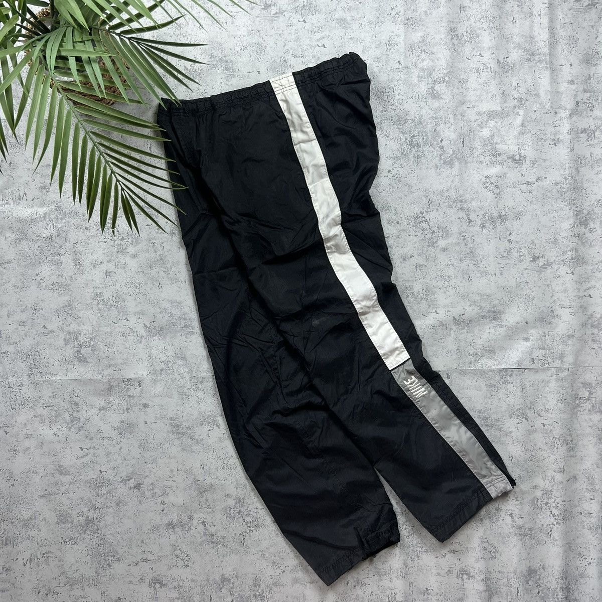 Nike 90s Nike Embroidered Logo Vintage Y2K Parachute Nylon Pants Size US 32 / EU 48 - 1 Thumbnail