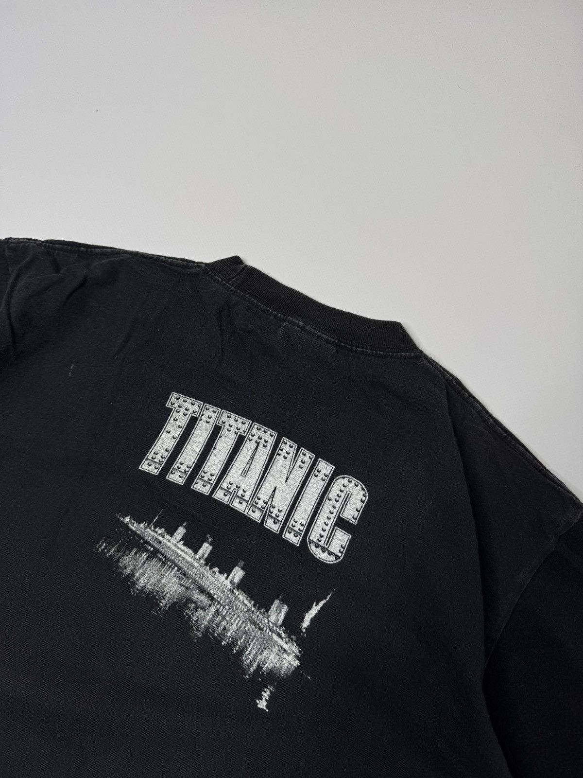 Vintage Vintage 90s Titanic Leo Di Caprio movie tee all over print Size US M / EU 48-50 / 2 - 4 Thumbnail