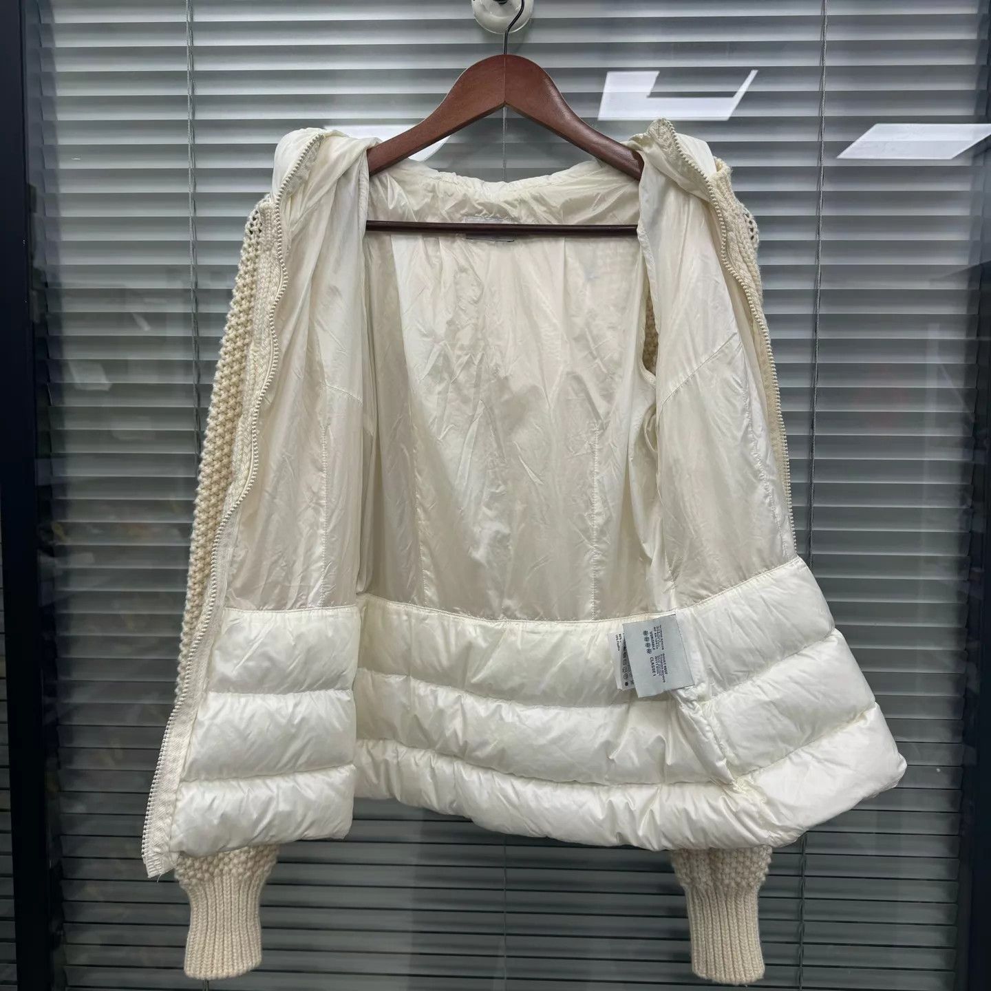 Moncler Moncler White Knit Panel Down Jacket S Minor Stain Size S / US 4 / IT 40 - 3 Thumbnail