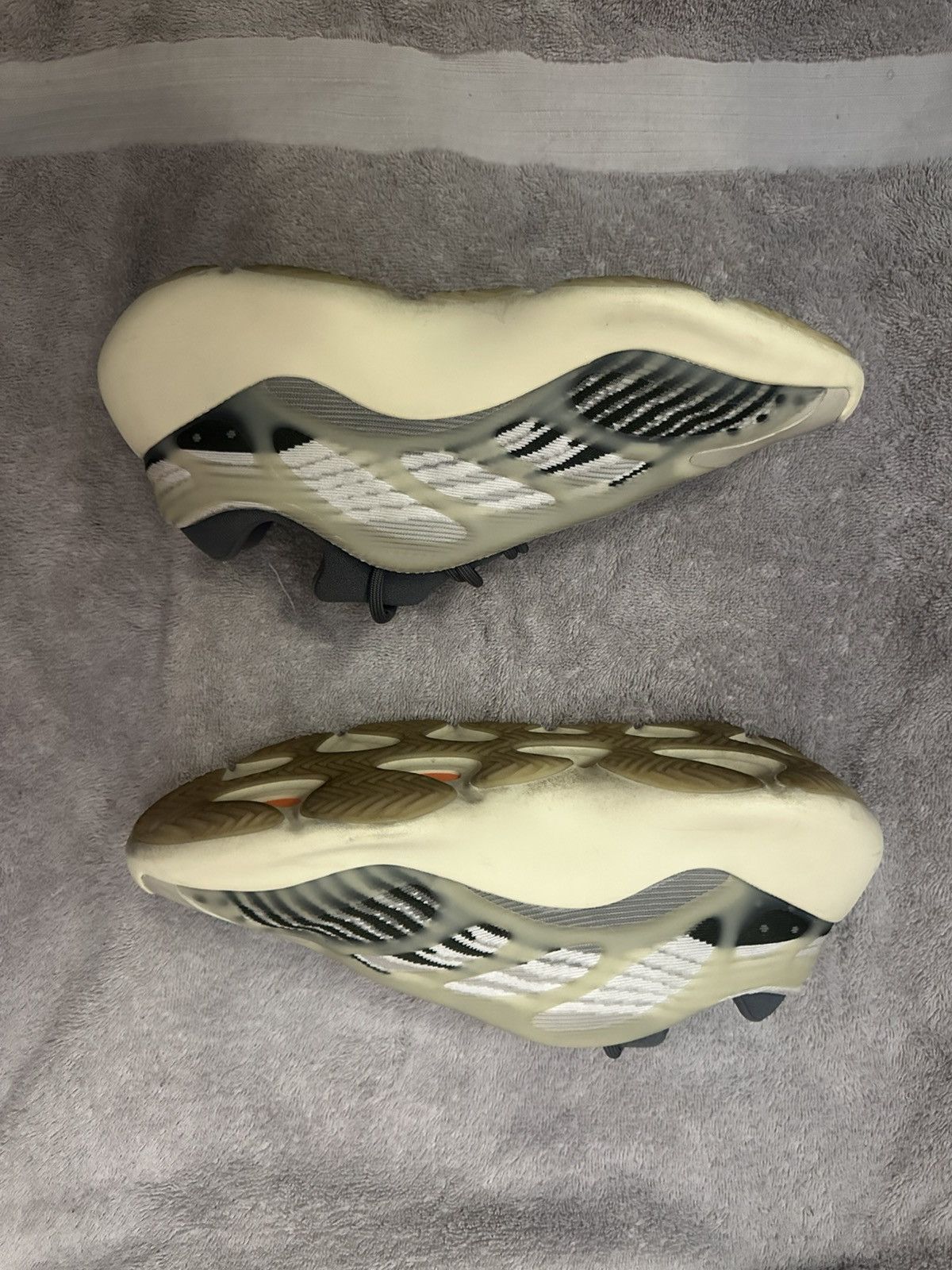 Yeezy Yeezy 700 V3 'Fade Salt' Size US 10 / EU 43 - 2 Thumbnail