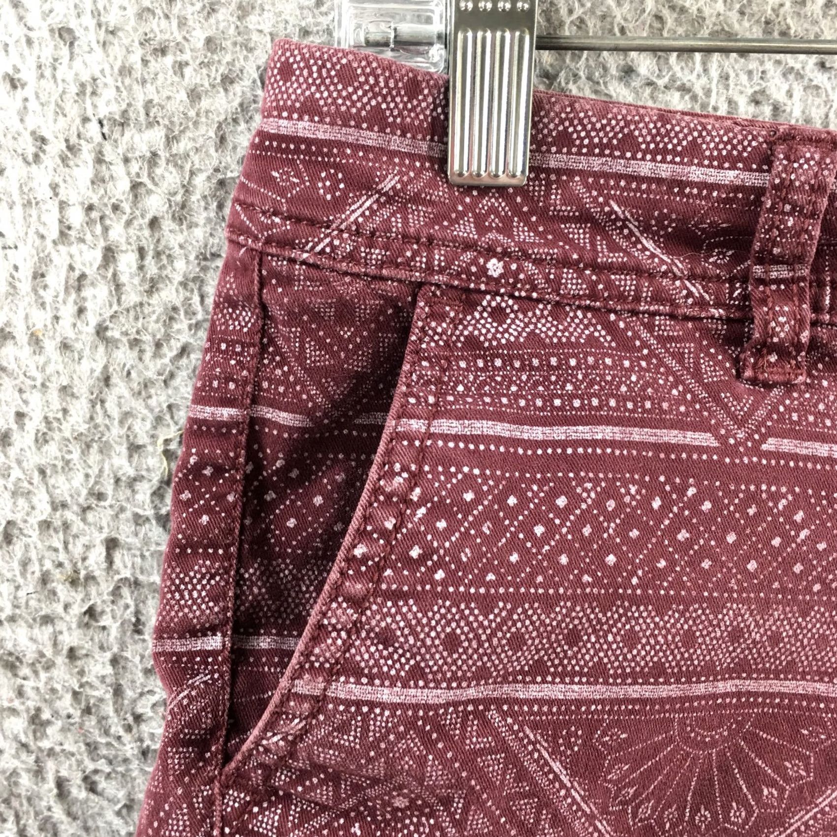 American Eagle Outfitters American Eagle Outfitters Burgundy Fair Isle Stretch Chino Shorts Womens 4 (Actual 31X4.5) Size 4 Cotton Blend Size 27" / US 4 / IT 40 - 4 Thumbnail