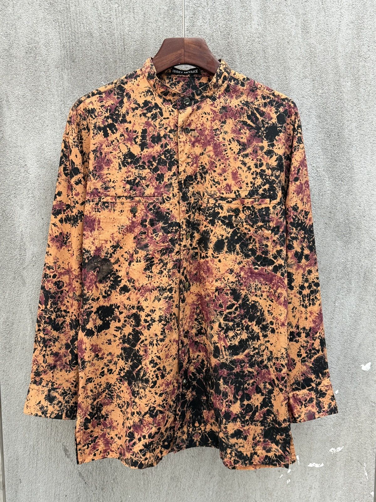 Tie-dye printed stand-up collar shirt with double pockets.