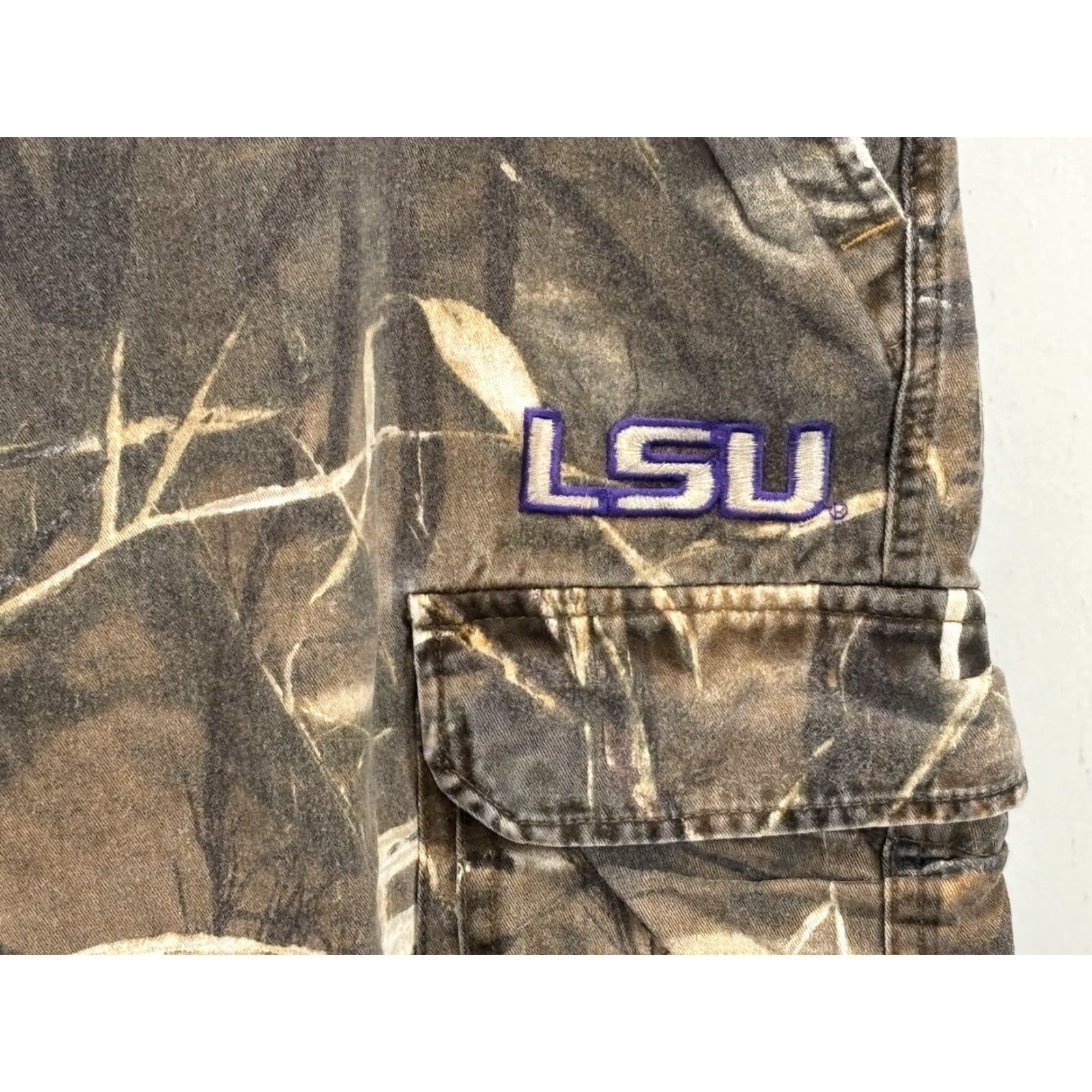 Realtree Realtree The Game LSU Camo Cargo Shorts Men’s 38x10 Cargo Cotton Embroidered Multicolor Camouflage LSU College 38 Mens Size US 38 / EU 54 - 2 Thumbnail