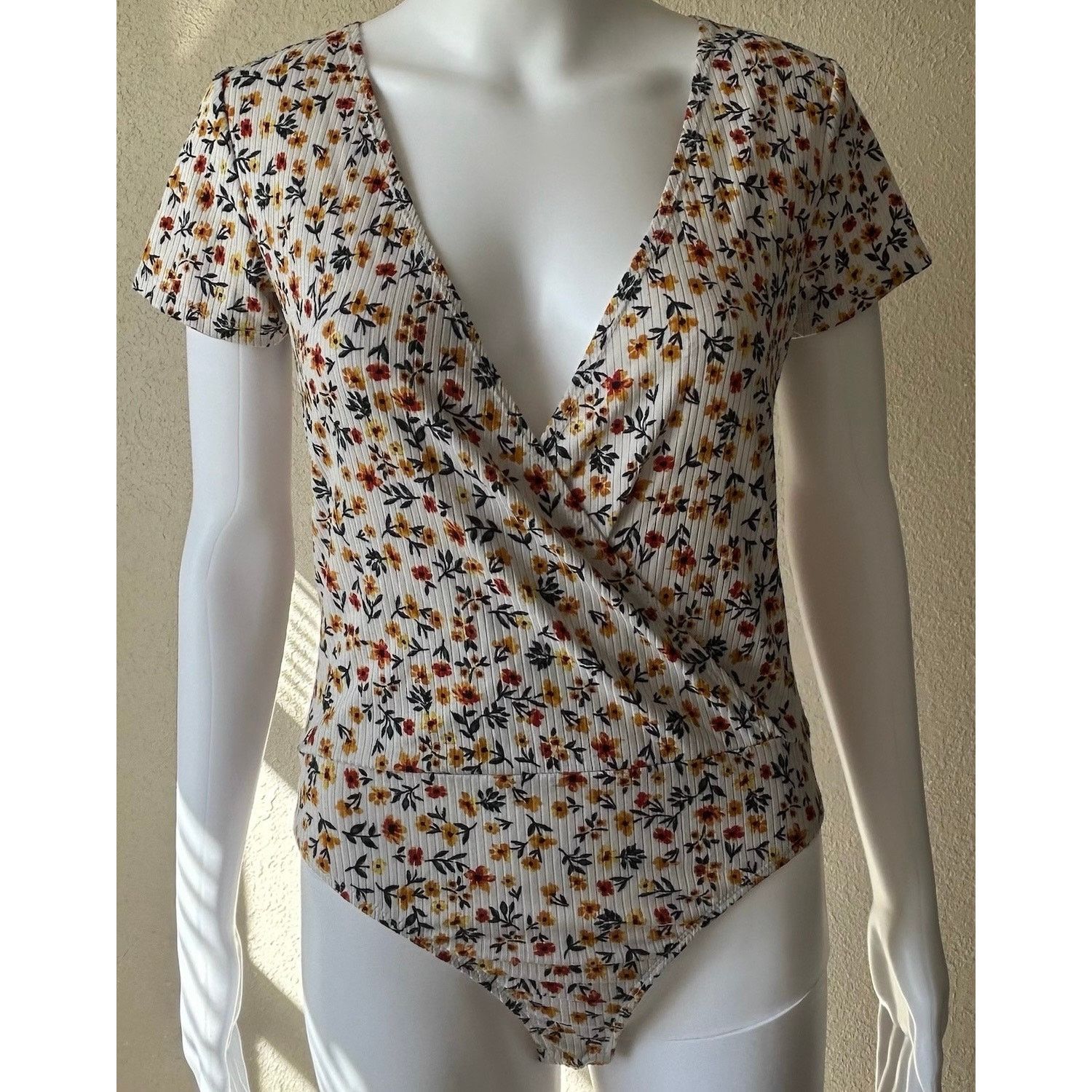 Other Inspired Hearts | Boho Ditzy Floral Bodysuit | Medium Size M / US 6-8 / IT 42-44 - 1 Thumbnail