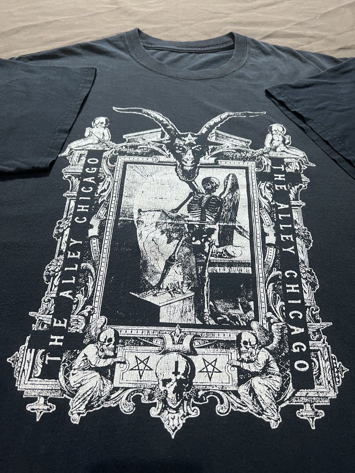 Vintage Y2K The Alley Chicago Metal T Shirt Faded Skull Gothic Punk Size US L / EU 52-54 / 3 - 1 Thumbnail