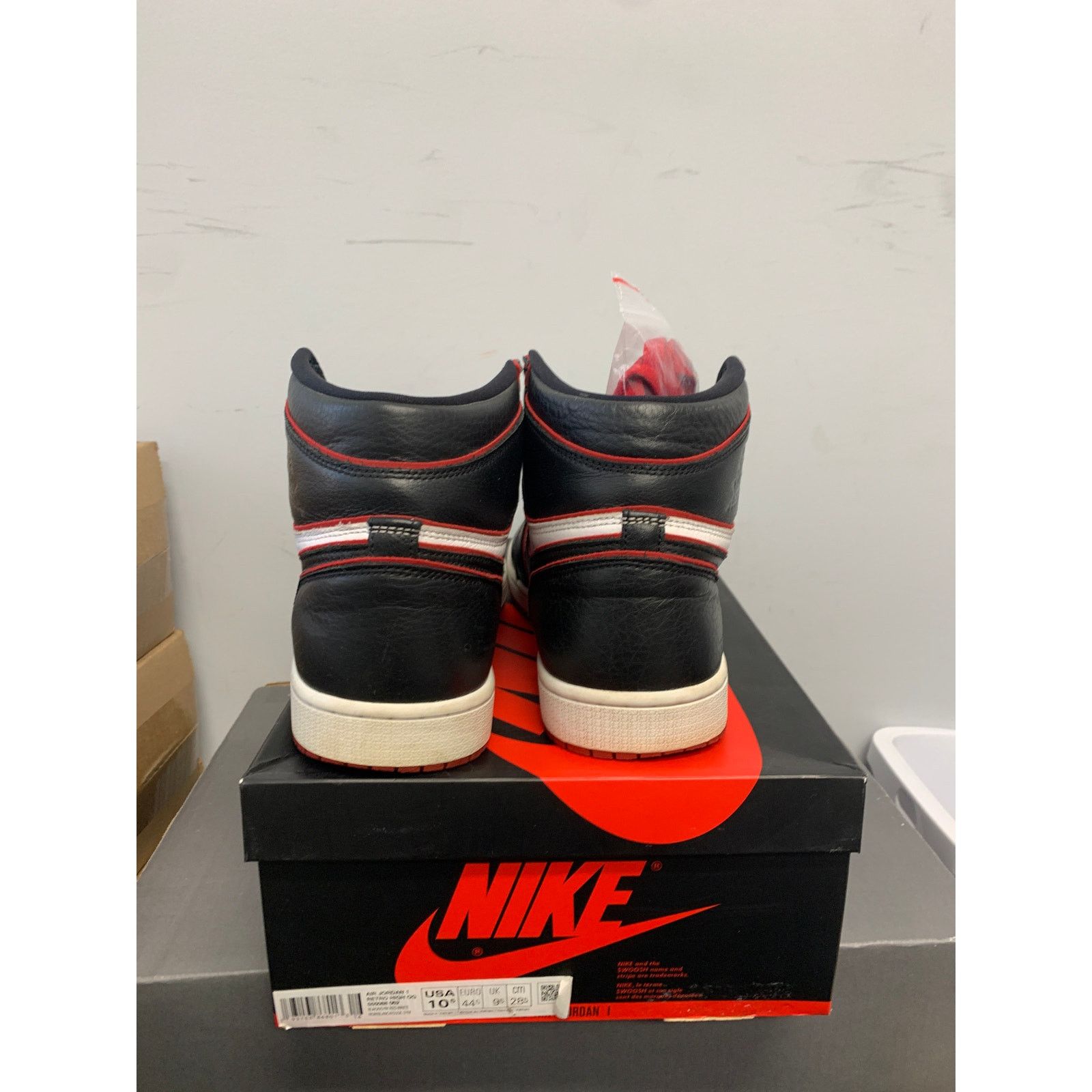 Nike Nike Air Jordan 1 Retro Bloodline Used Size 10.5 SHIPS NOW Size US 10.5 / EU 43-44 - 4 Thumbnail
