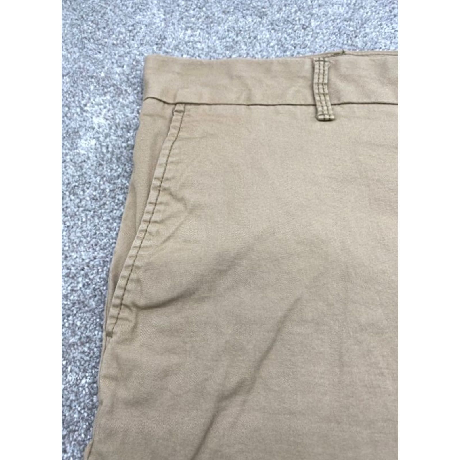 Izod VINTAGE Izod Chino Shorts Men's 40x9 Beige Pockets Stretch Golf 5616 Mens Size US 40 / EU 56 - 2 Thumbnail