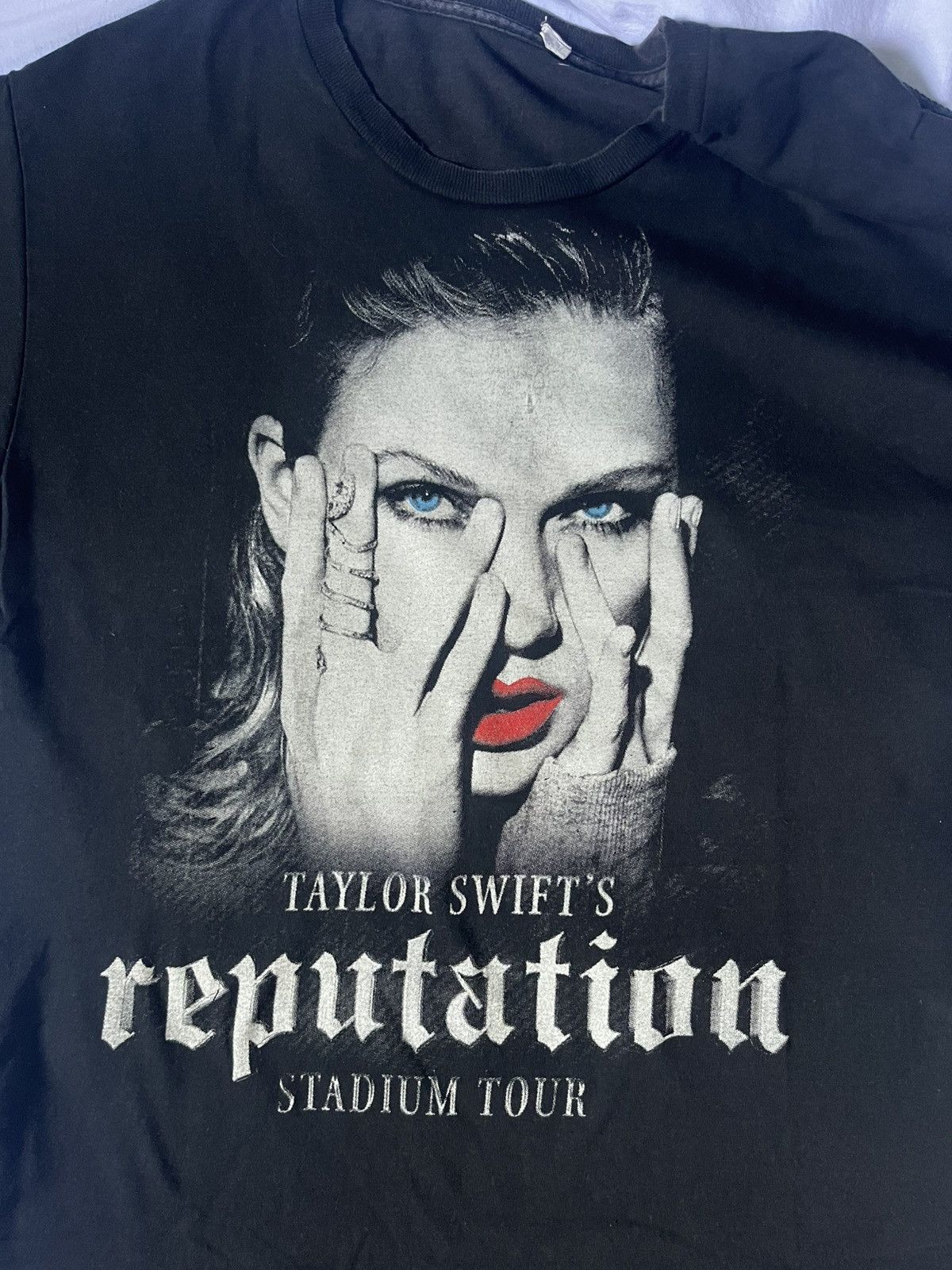 Vintage Taylor Swift official Reputation tour shirt Size US L / EU 52-54 / 3 - 1 Thumbnail