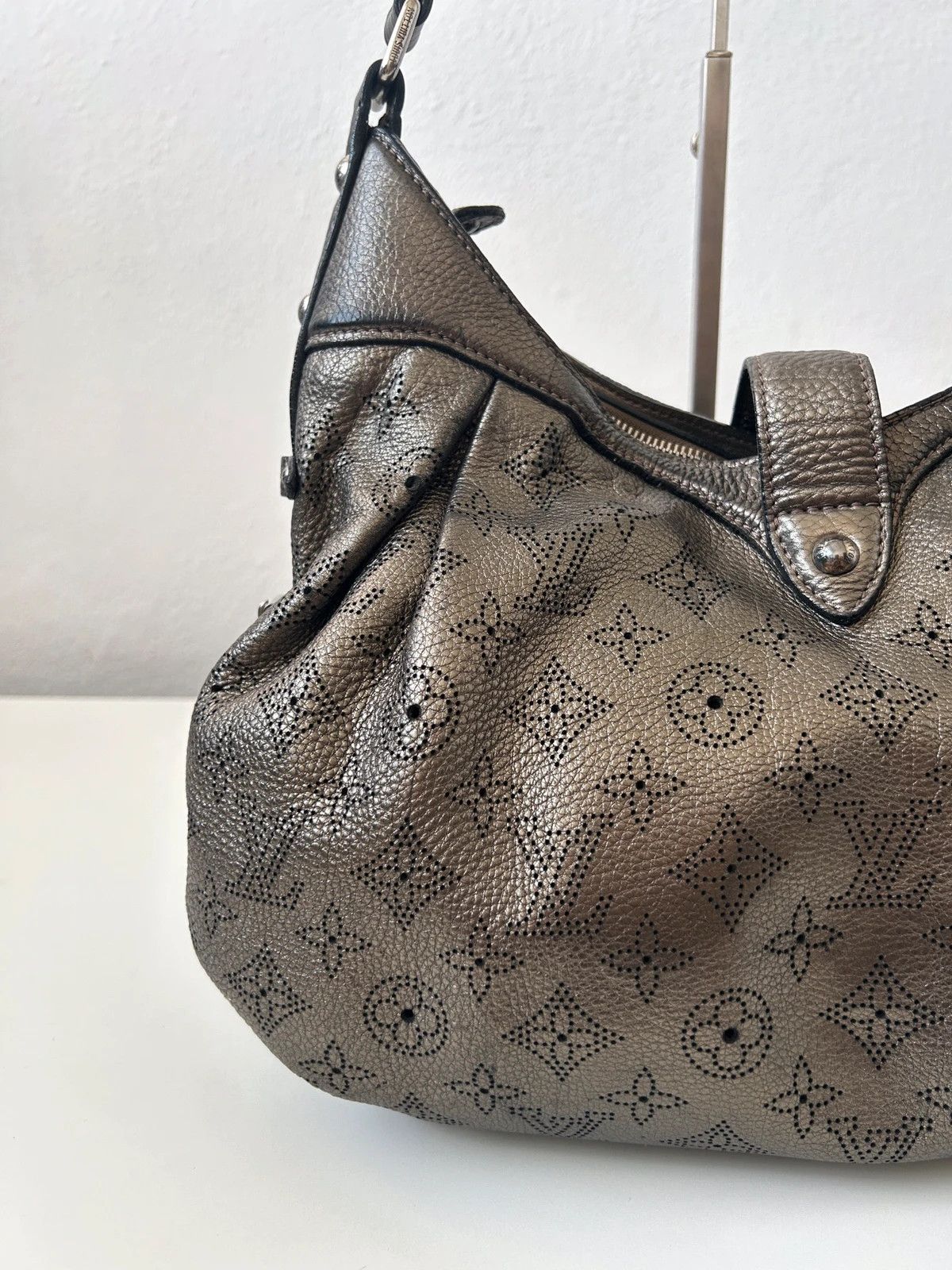 Louis Vuitton Louis Vuitton Argent Monogram Mahina handbag Size ONE SIZE - 12 Thumbnail