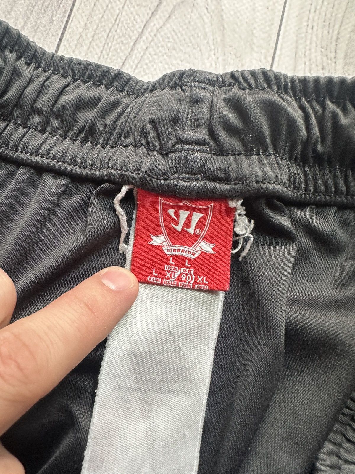 Vintage Vintage Liverpool black shorts size L logo Size US 34 / EU 50 - 5 Thumbnail